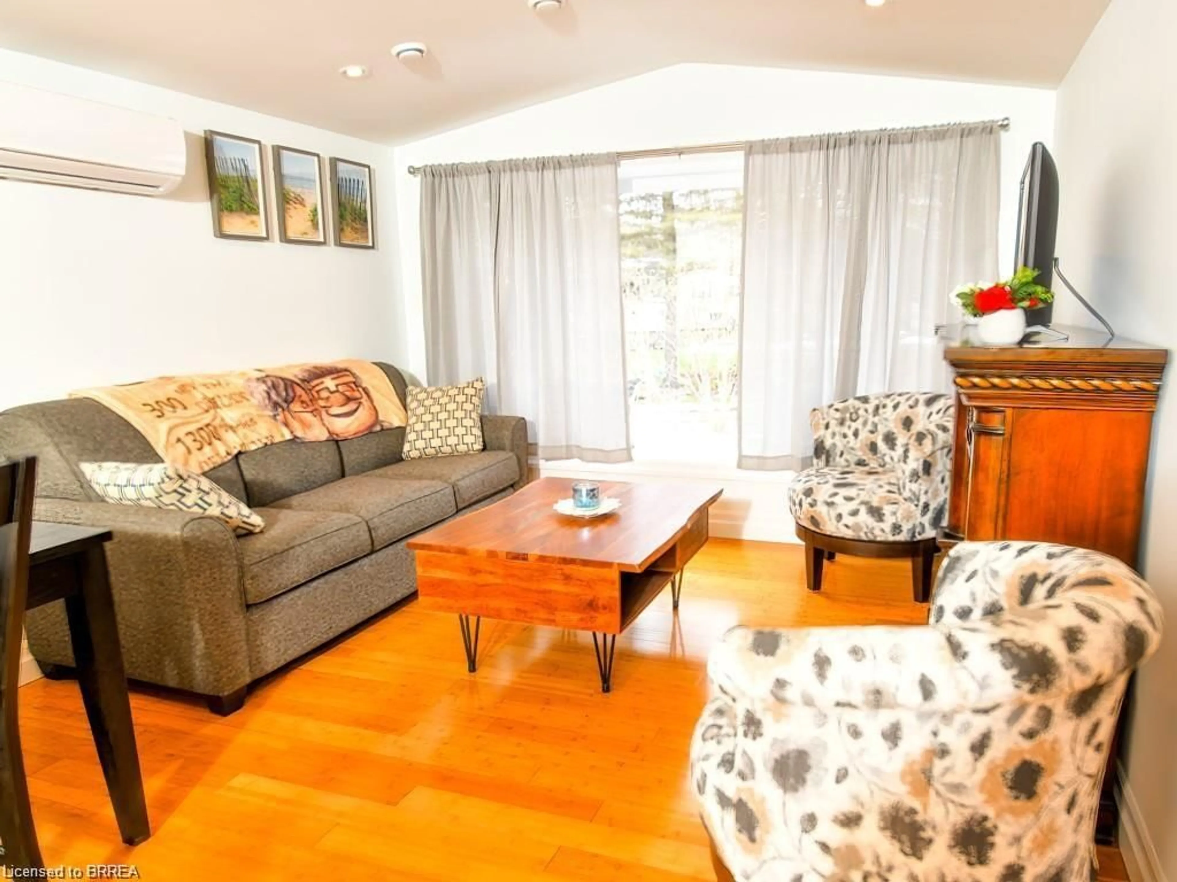 Living room with furniture, wood/laminate floor for 107 Rodeo Rd, Flamborough Ontario N0B 2J0