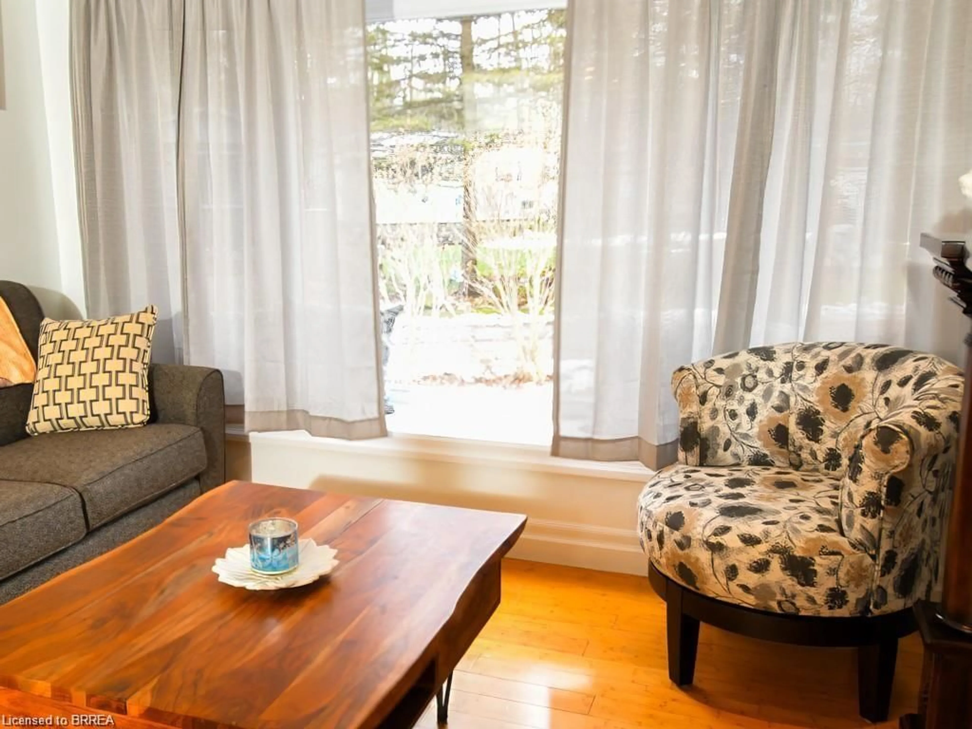 Living room with furniture, wood/laminate floor for 107 Rodeo Rd, Flamborough Ontario N0B 2J0