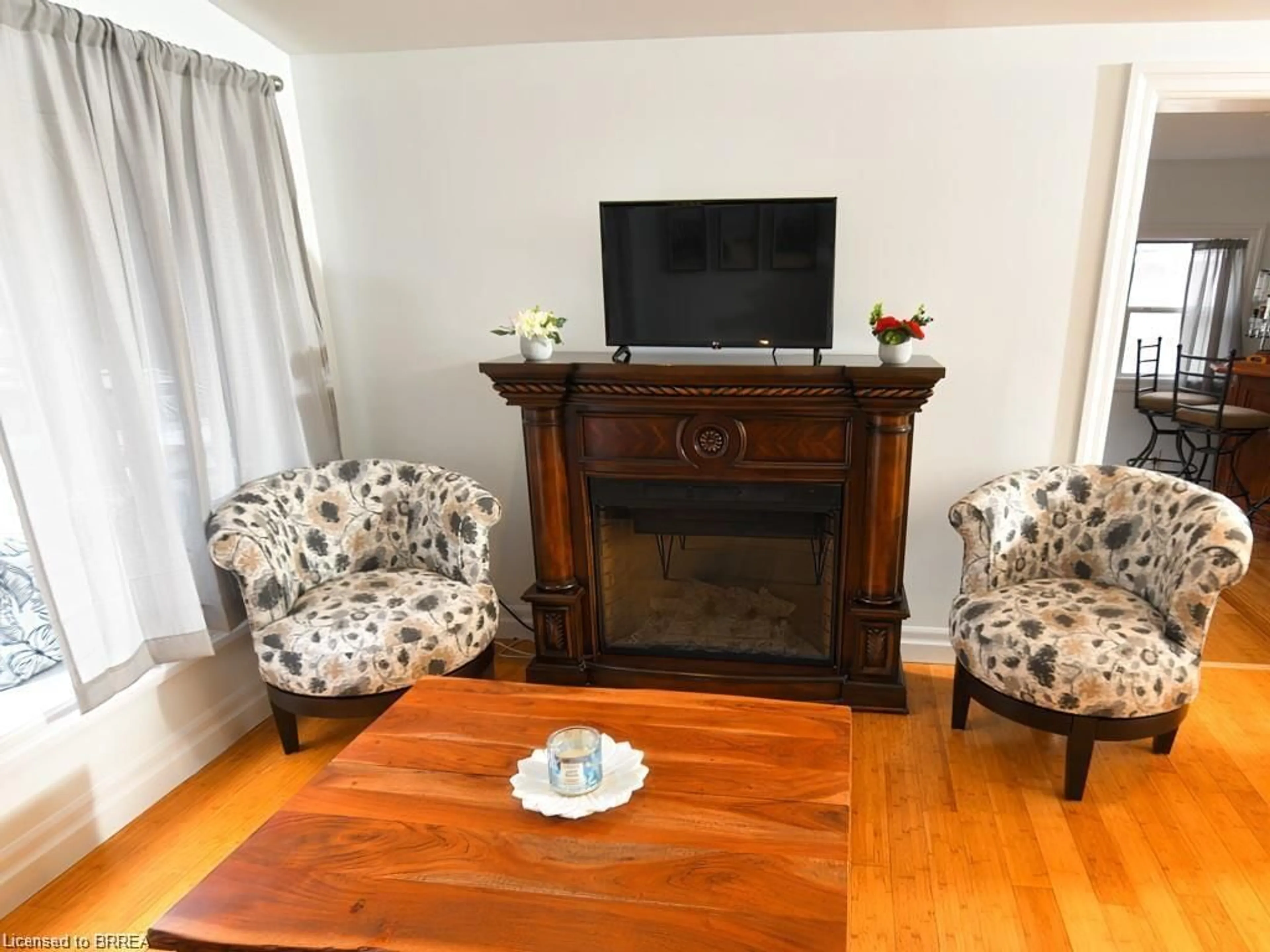 Living room with furniture, wood/laminate floor for 107 Rodeo Rd, Flamborough Ontario N0B 2J0