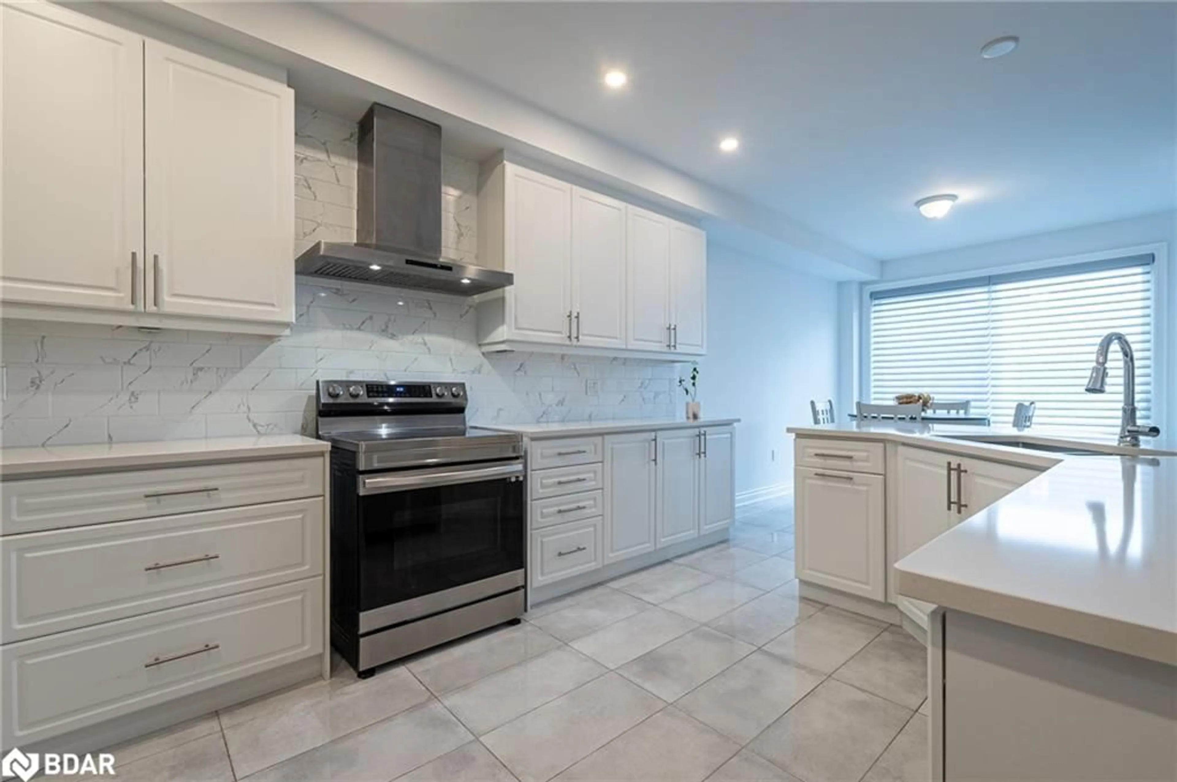 Open concept kitchen, ceramic/tile floor for 9 Kiernan Cres, Alliston Ontario L9J 0P7