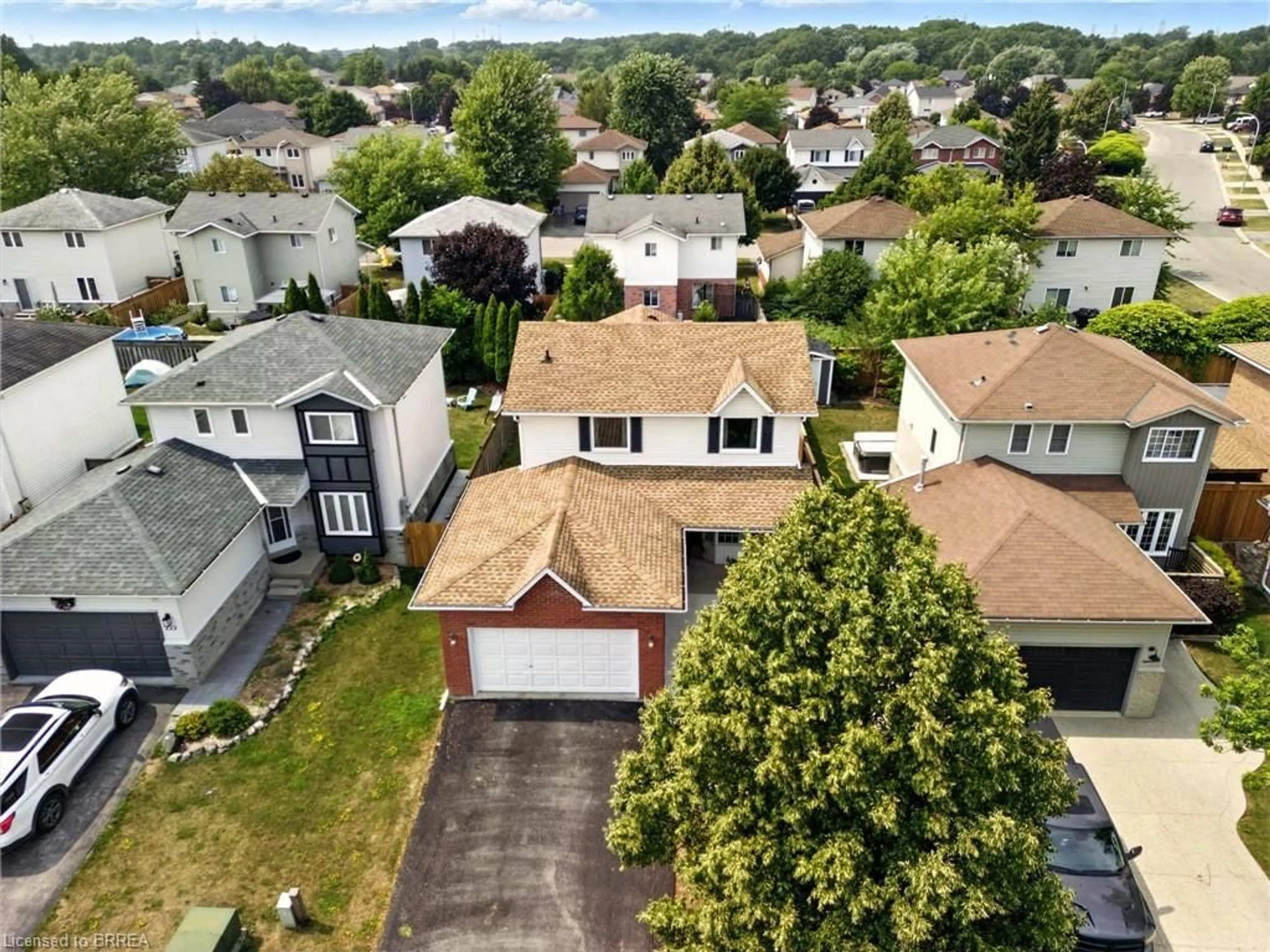 A pic from outside/outdoor area/front of a property/back of a property/a pic from drone, street for 220 Kinross St, Caledonia Ontario N3W 2K5