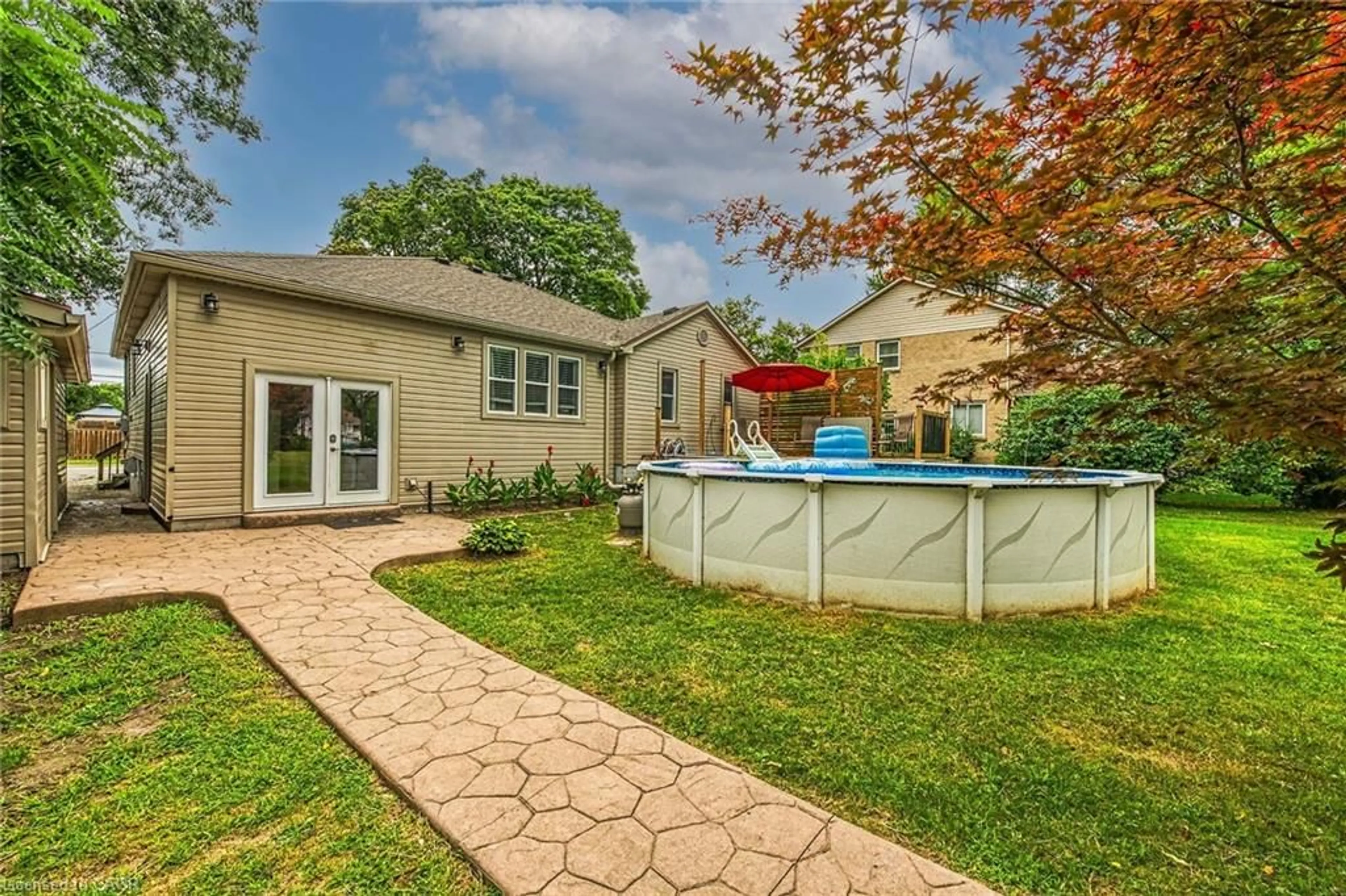 Patio, street for 423 George St, Dunnville Ontario N1A 2T8