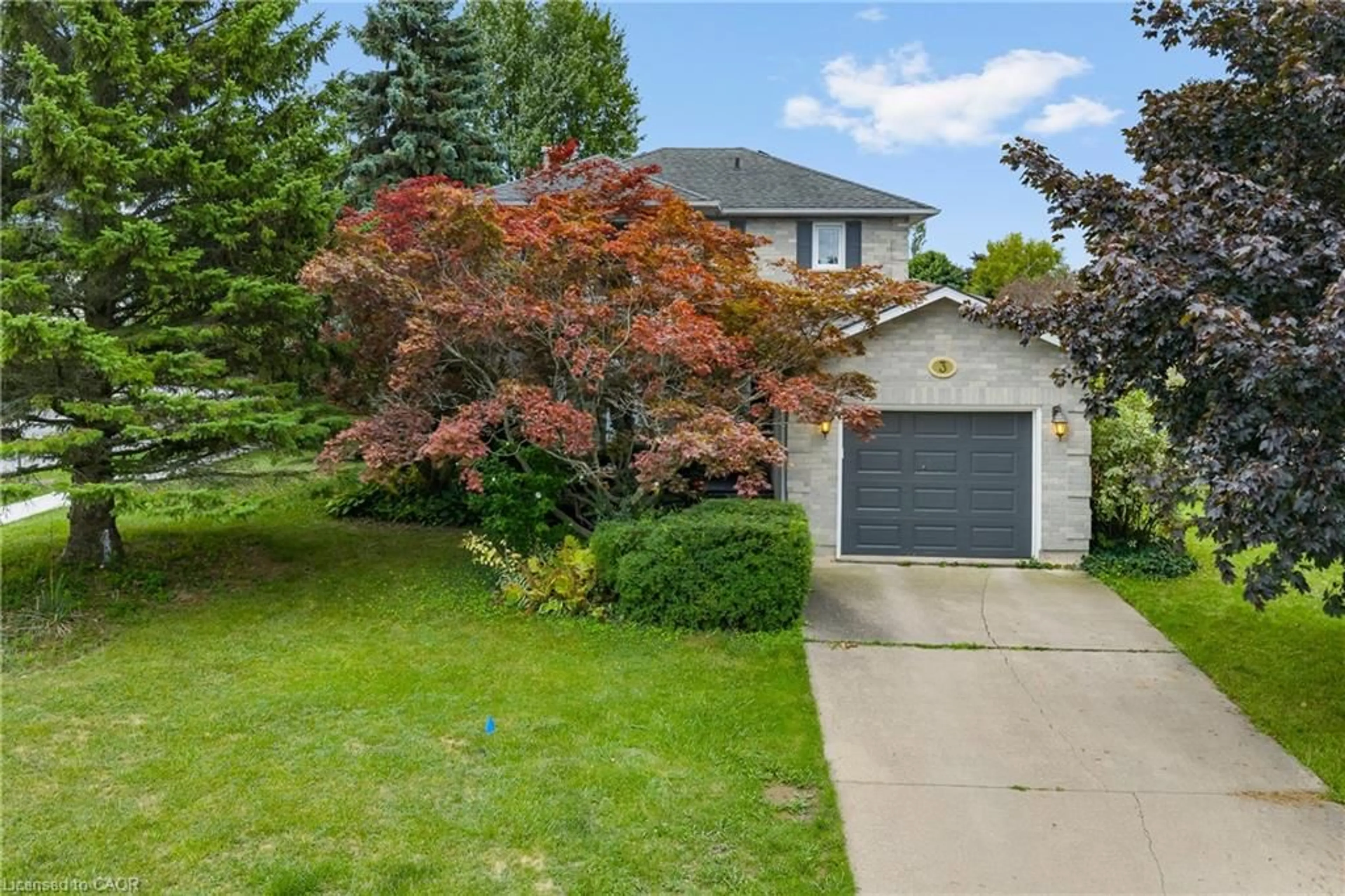 A pic from outside/outdoor area/front of a property/back of a property/a pic from drone, street for 3 Briarsdale Cres, Welland Ontario L3C 6R7