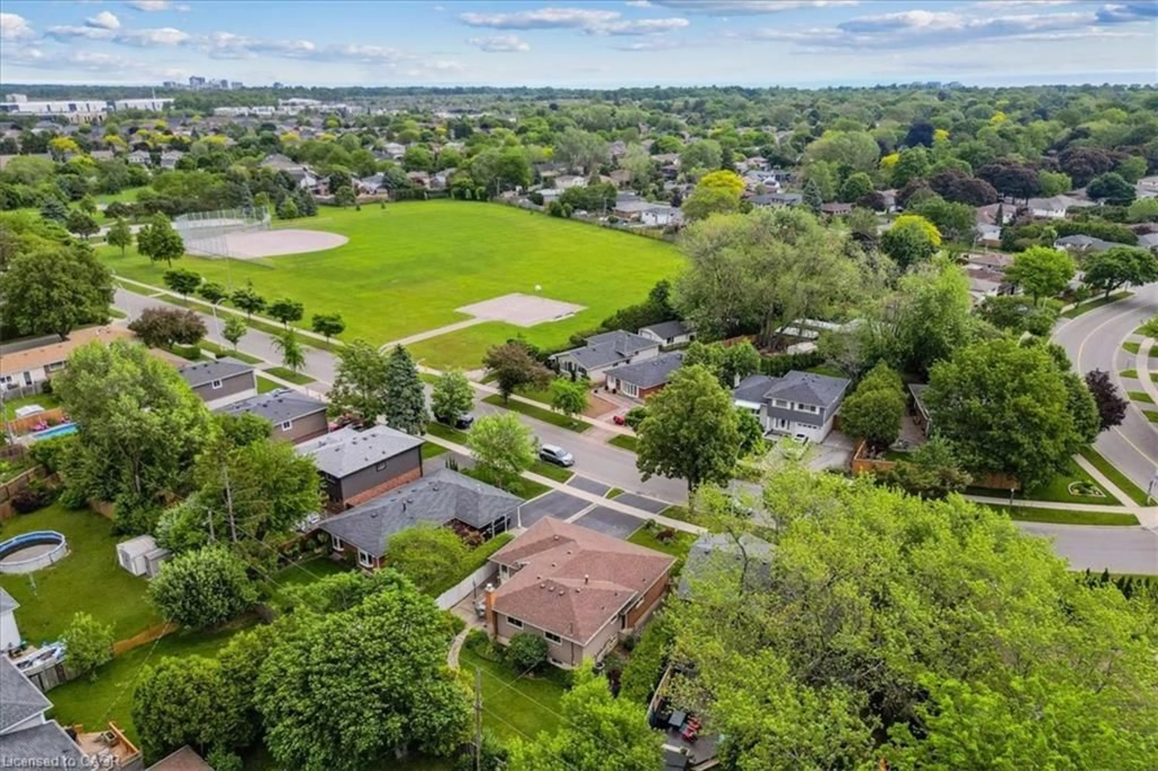A pic from outside/outdoor area/front of a property/back of a property/a pic from drone, street for 5305 Riverside Dr, Burlington Ontario L7L 3X7
