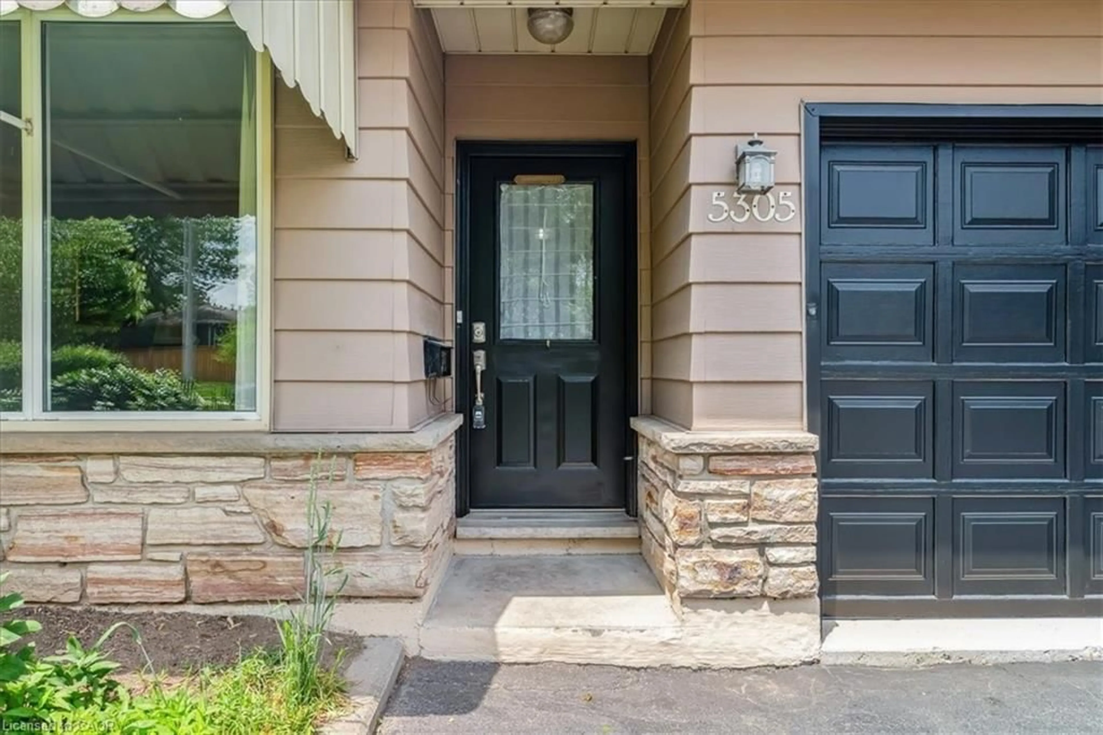 Indoor entryway for 5305 Riverside Dr, Burlington Ontario L7L 3X7