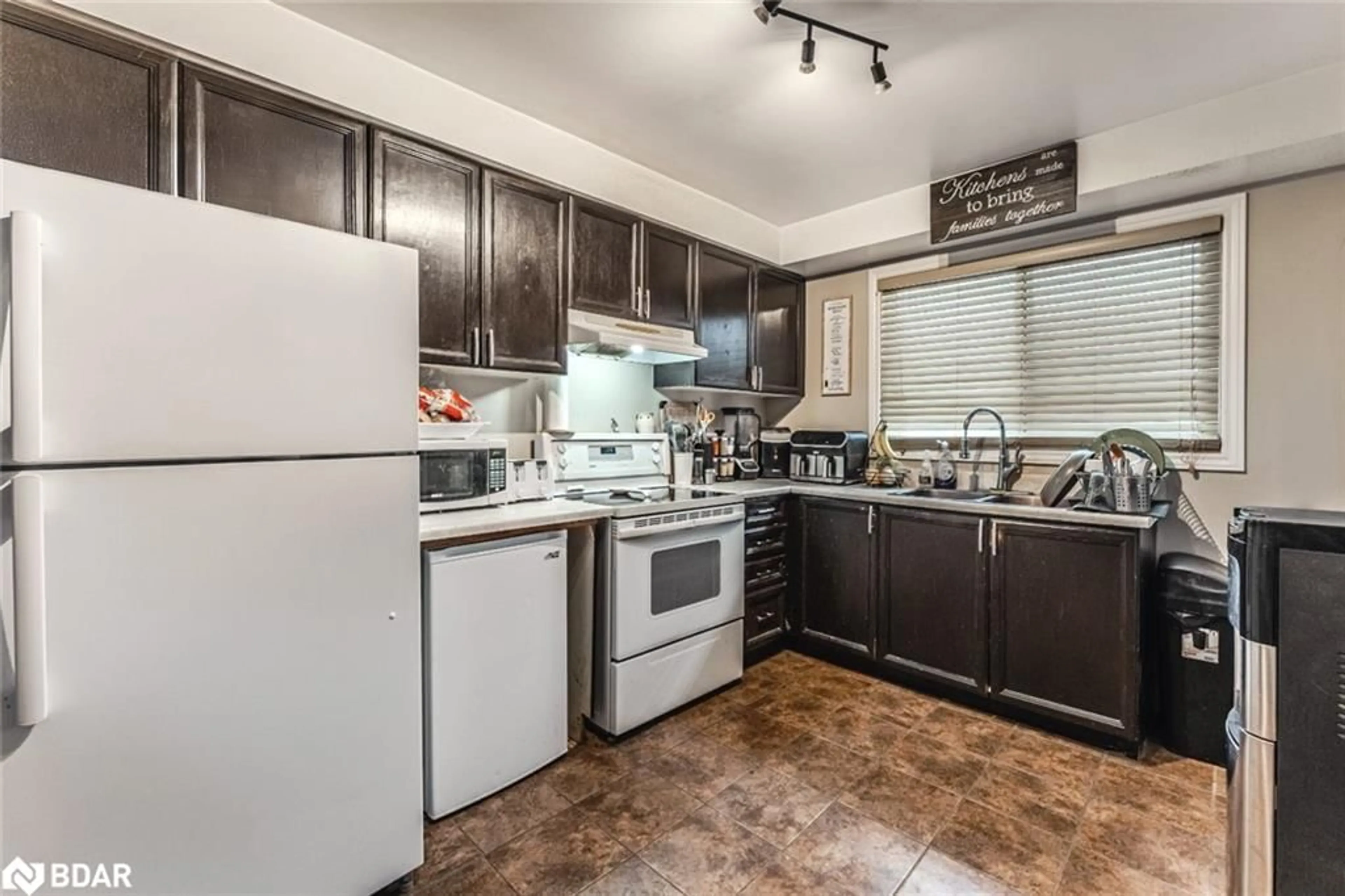 Standard kitchen, unknown for 69 Fox Run, Barrie Ontario L4N 5L6