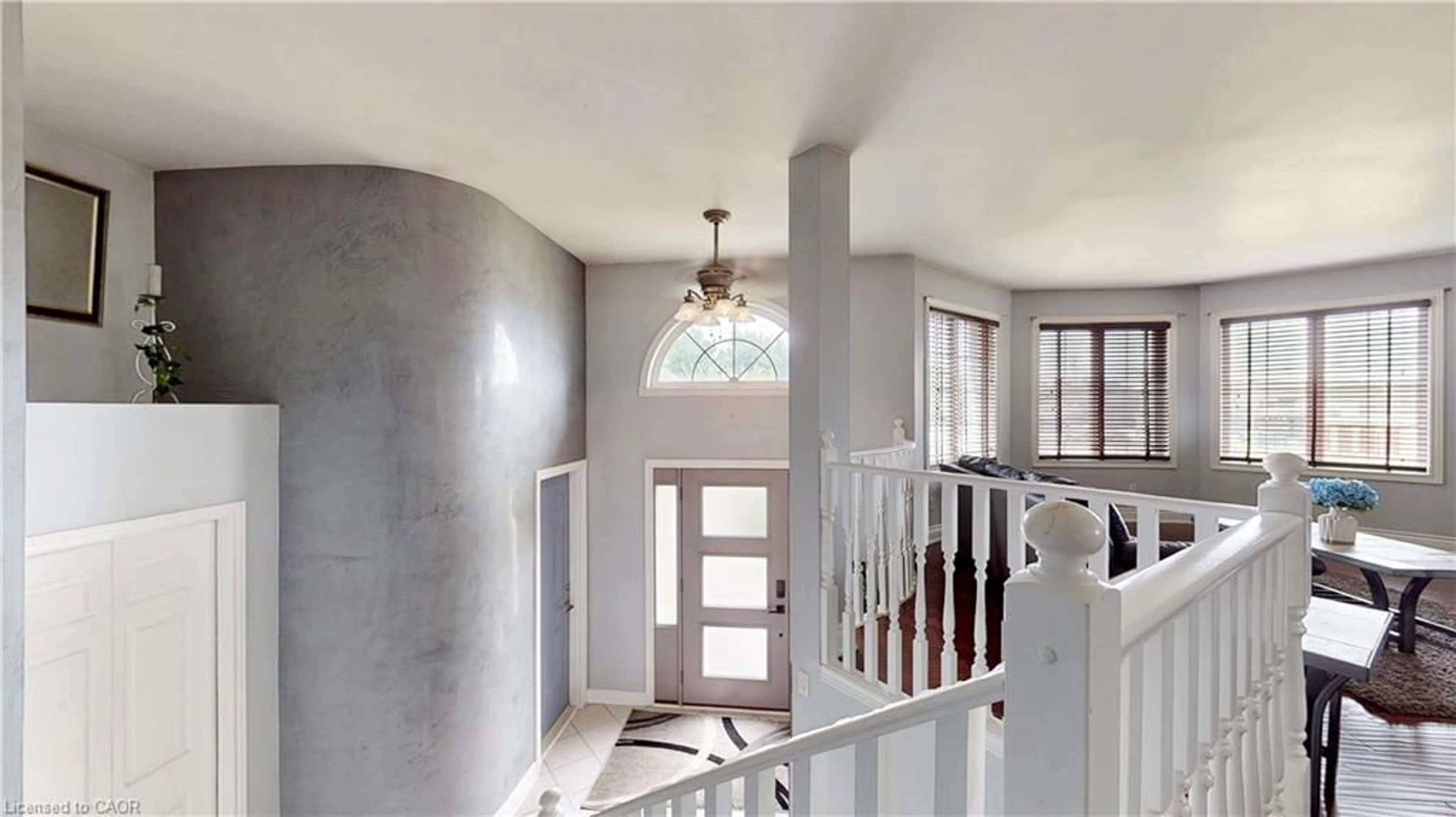 Indoor foyer for 2 Angel Crt, Kingsville Ontario N9Y 3Z4