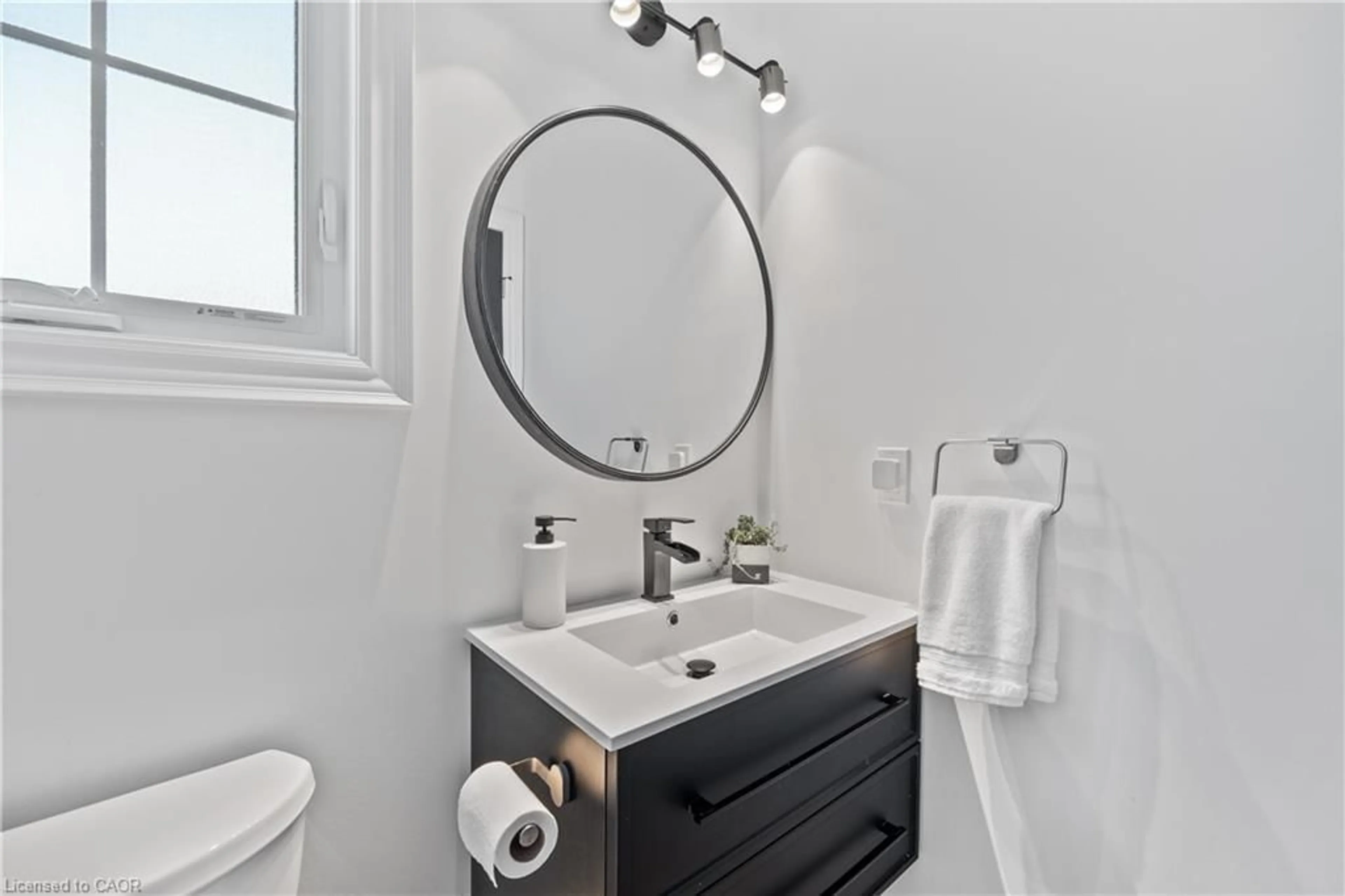 Standard bathroom, ceramic/tile floor for 3601 Carolinia Crt, Ridgeway Ontario L0S 1N0