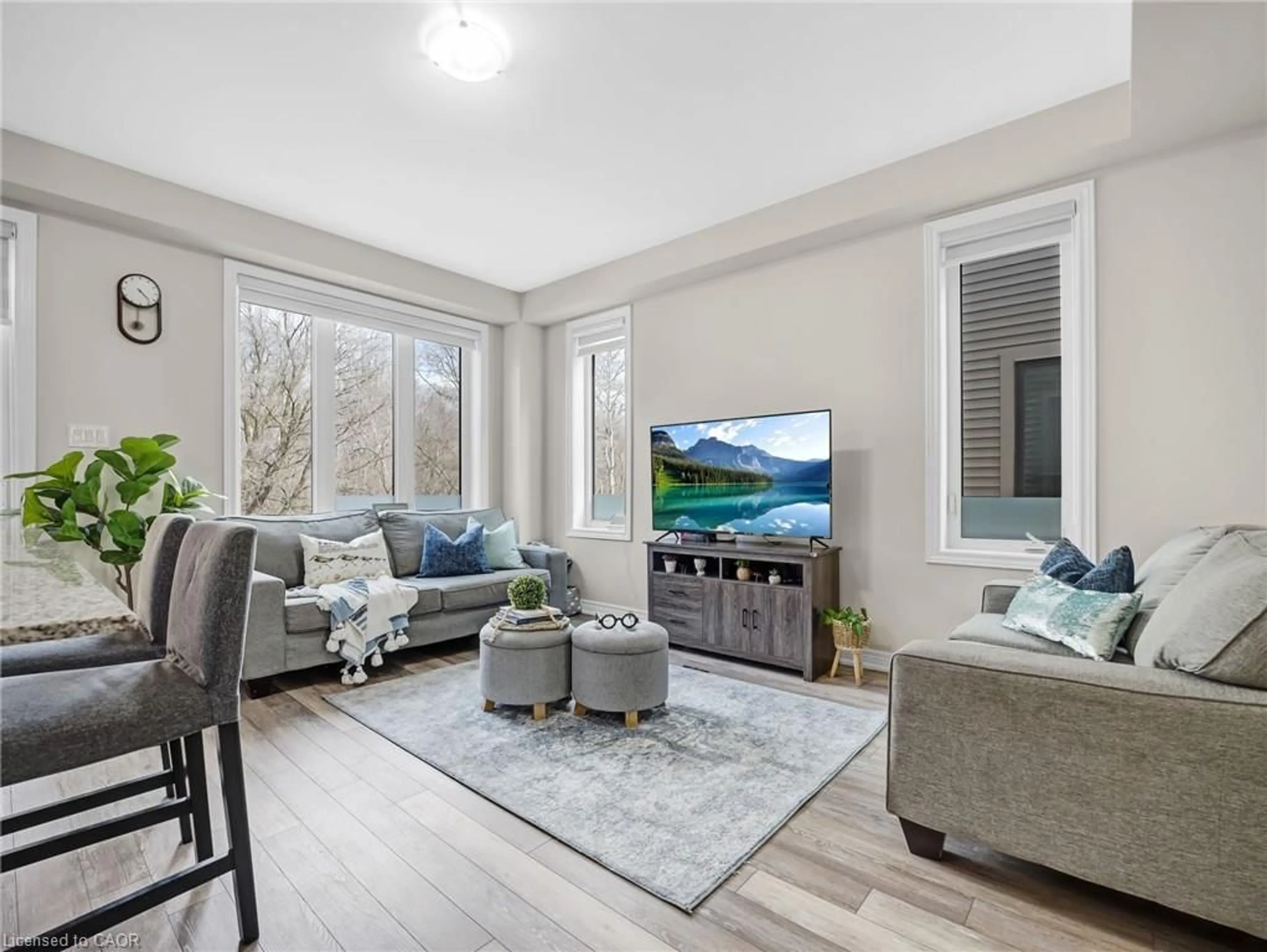 Living room with furniture, wood/laminate floor for 100 Hollywood Crt #48, Cambridge Ontario N1R 0C5