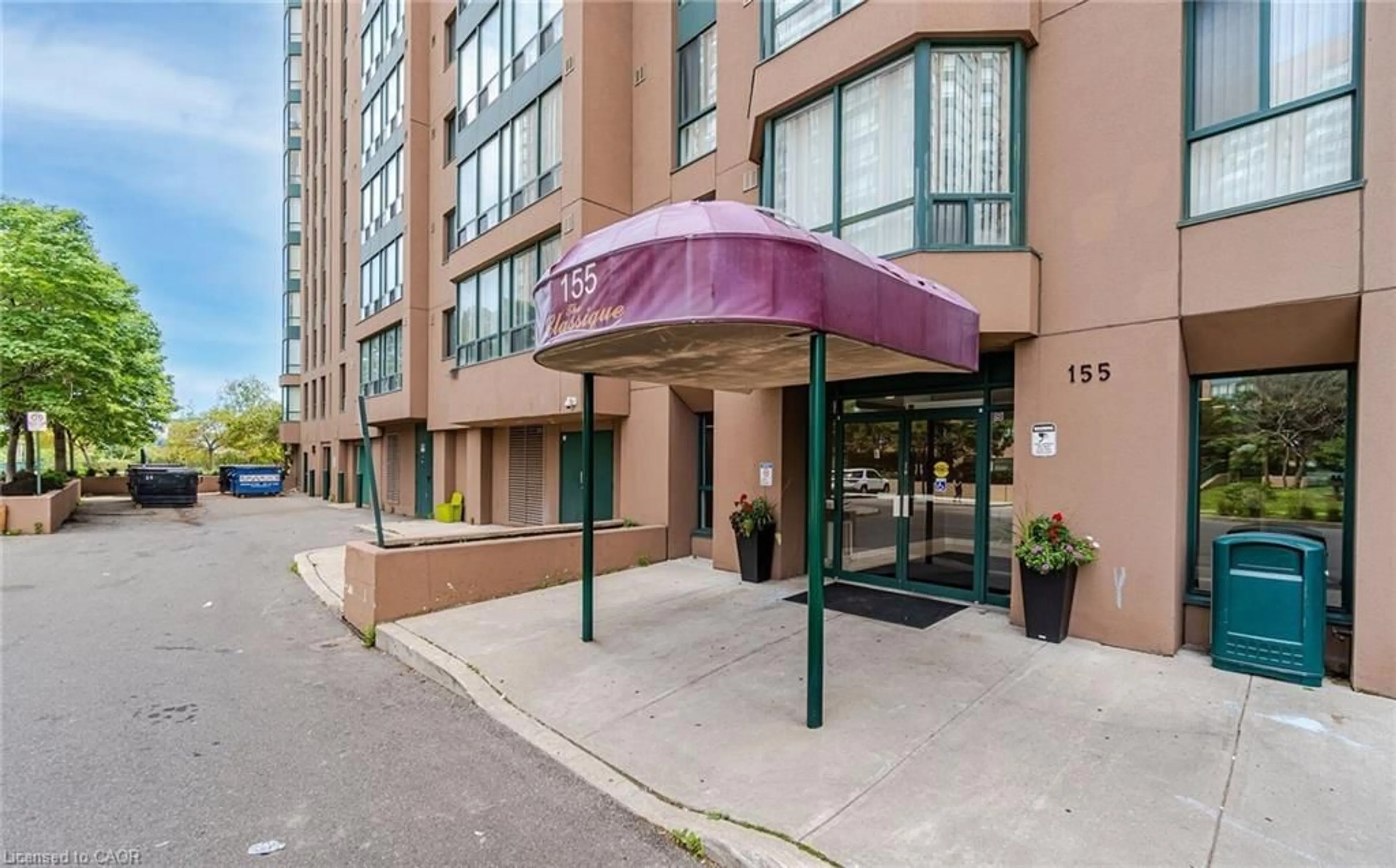Indoor foyer for 115 Hillcrest Ave, Mississauga Ontario L5B 3Y9