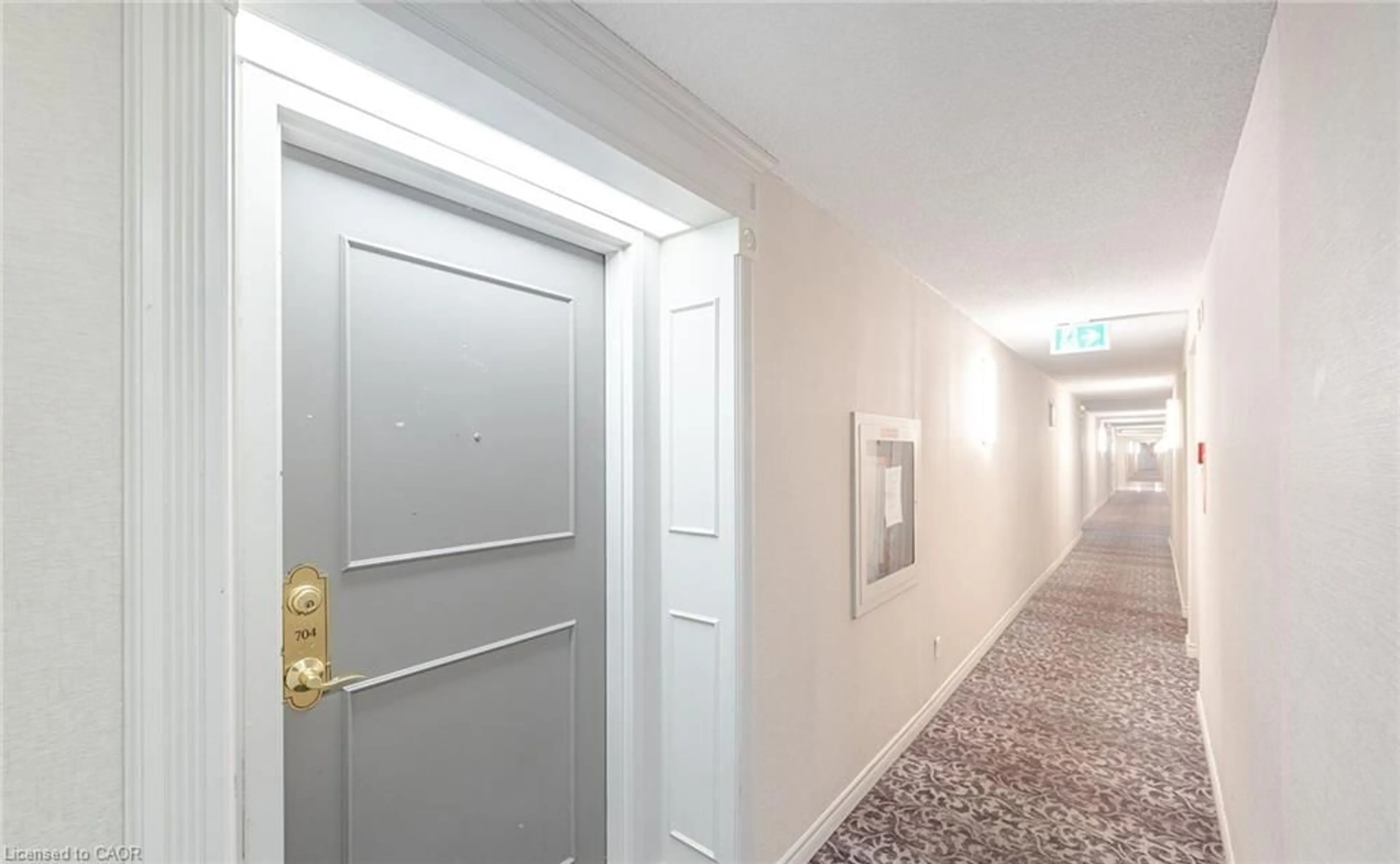 Indoor foyer for 115 Hillcrest Ave, Mississauga Ontario L5B 3Y9