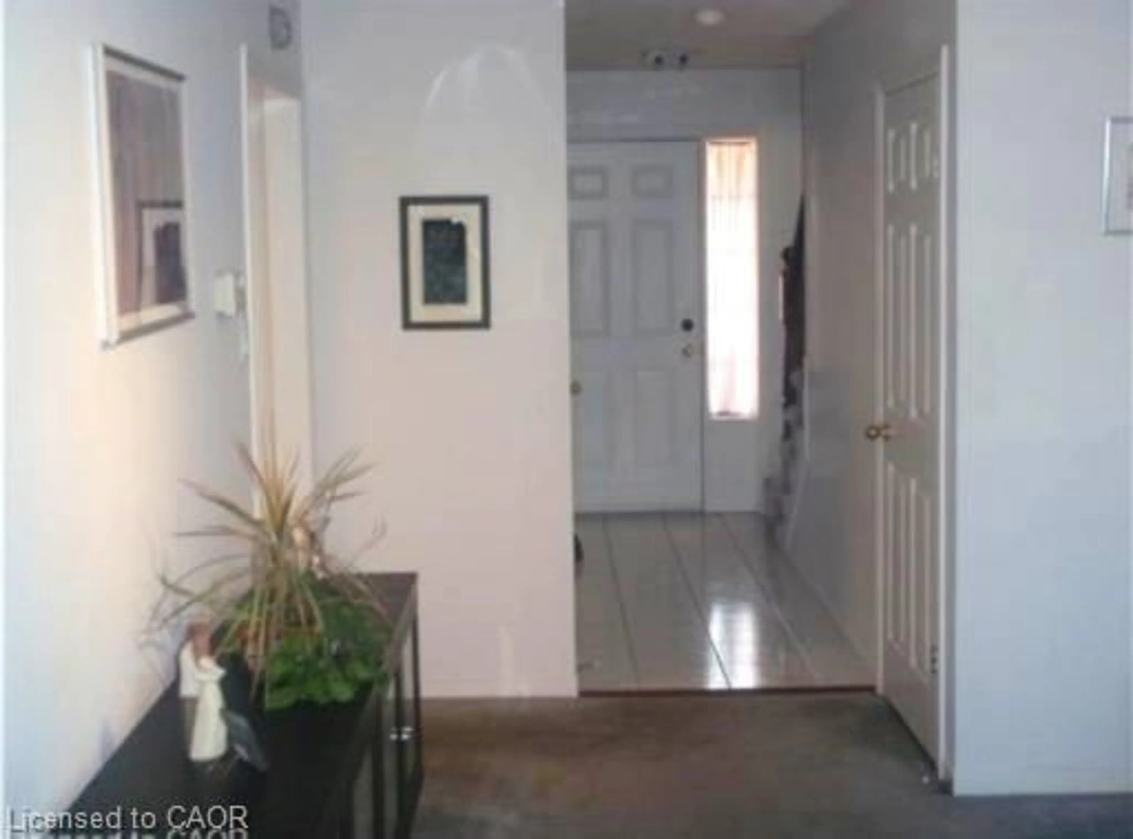 Indoor foyer for 22 Beechmanor Cres, Kitchener Ontario N2N 3H1