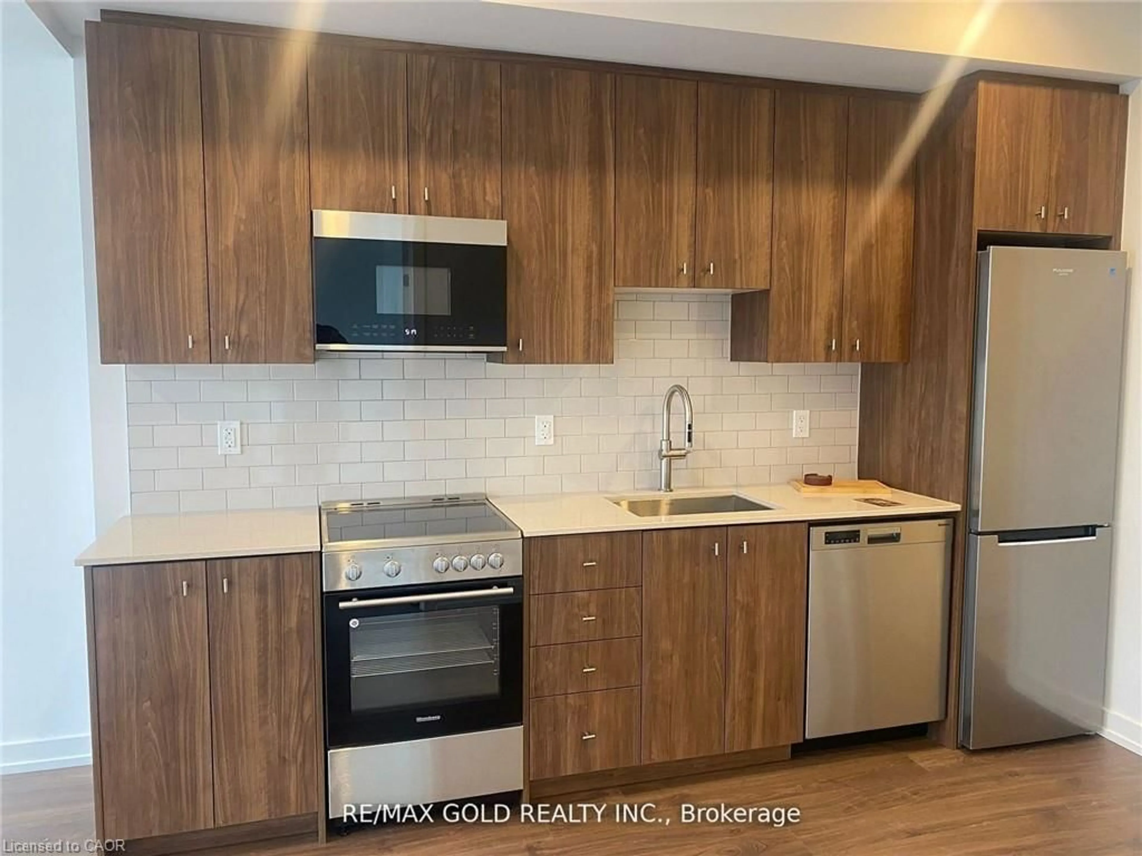 Standard kitchen, wood/laminate floor for 15 Wellington St #1914, Kitchener Ontario N2G 0E4
