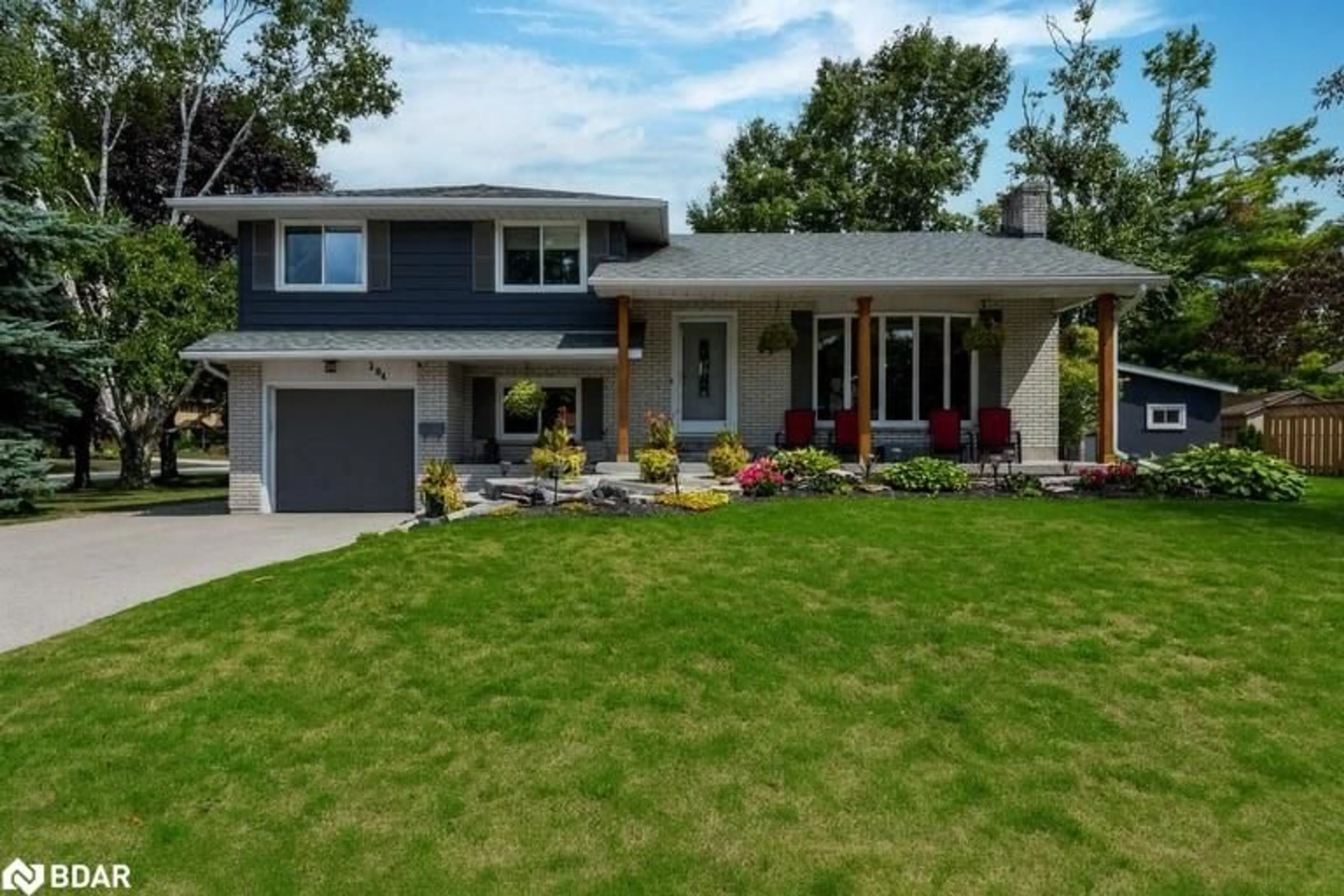 Home with vinyl exterior material, street for 204 Park St, Orillia Ontario L3V 5V8