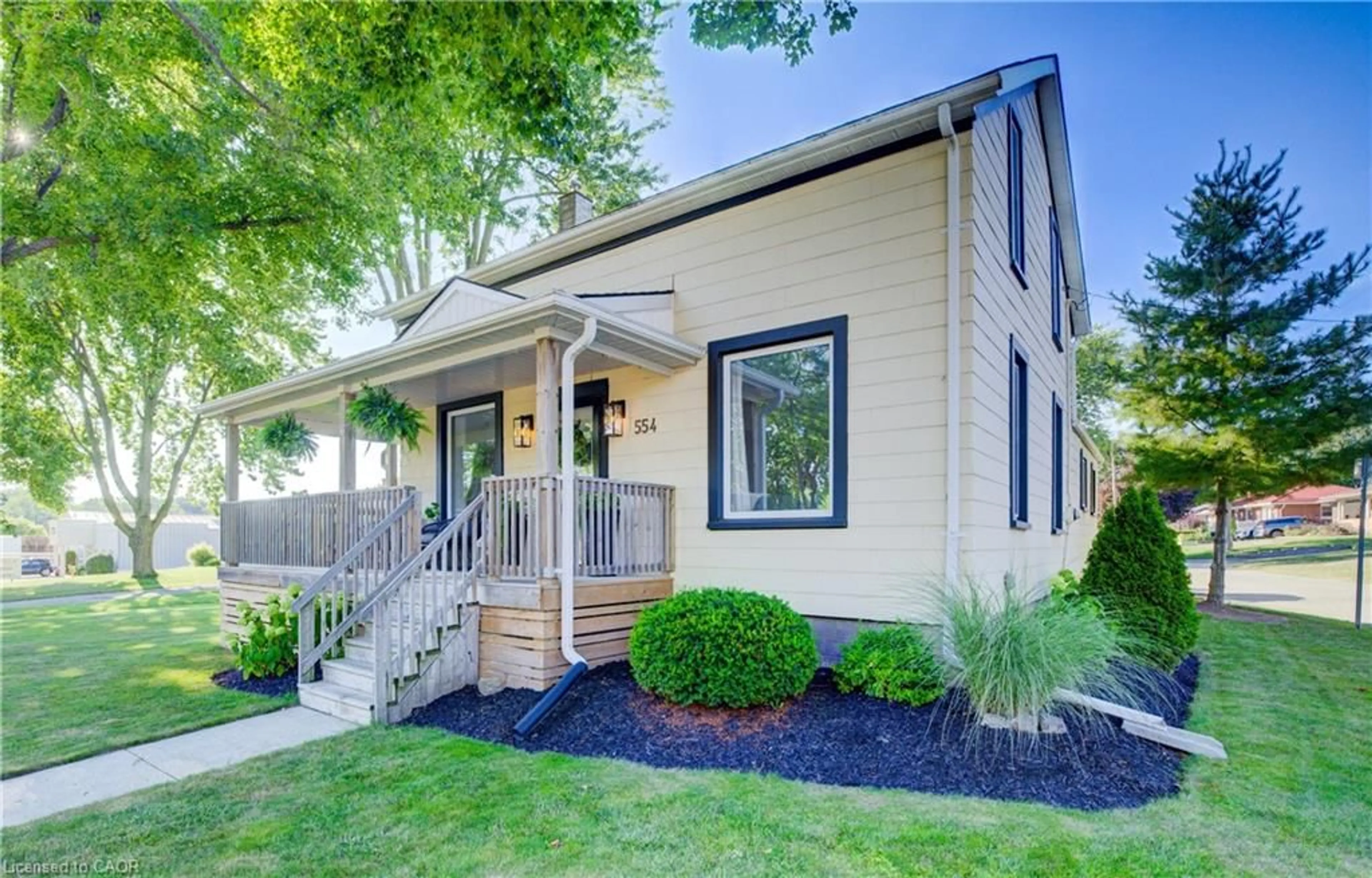 Home with vinyl exterior material, street for 554 Huron St, New Hamburg Ontario N3A 1J3