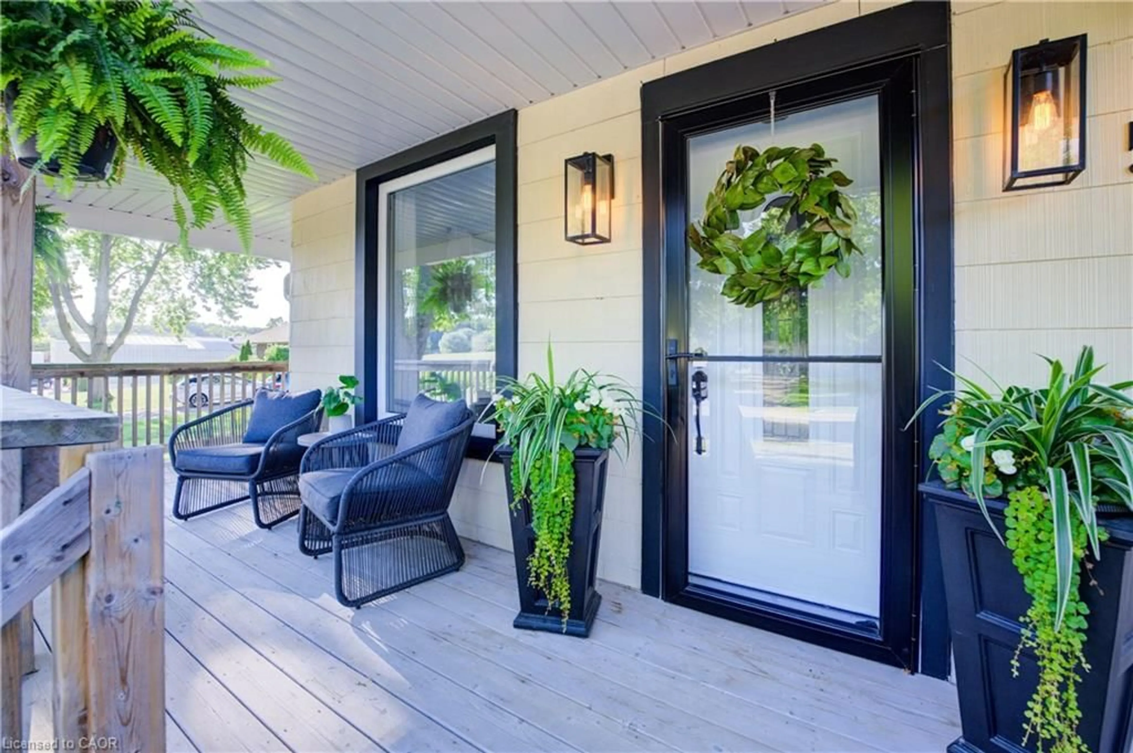 Indoor entryway for 554 Huron St, New Hamburg Ontario N3A 1J3