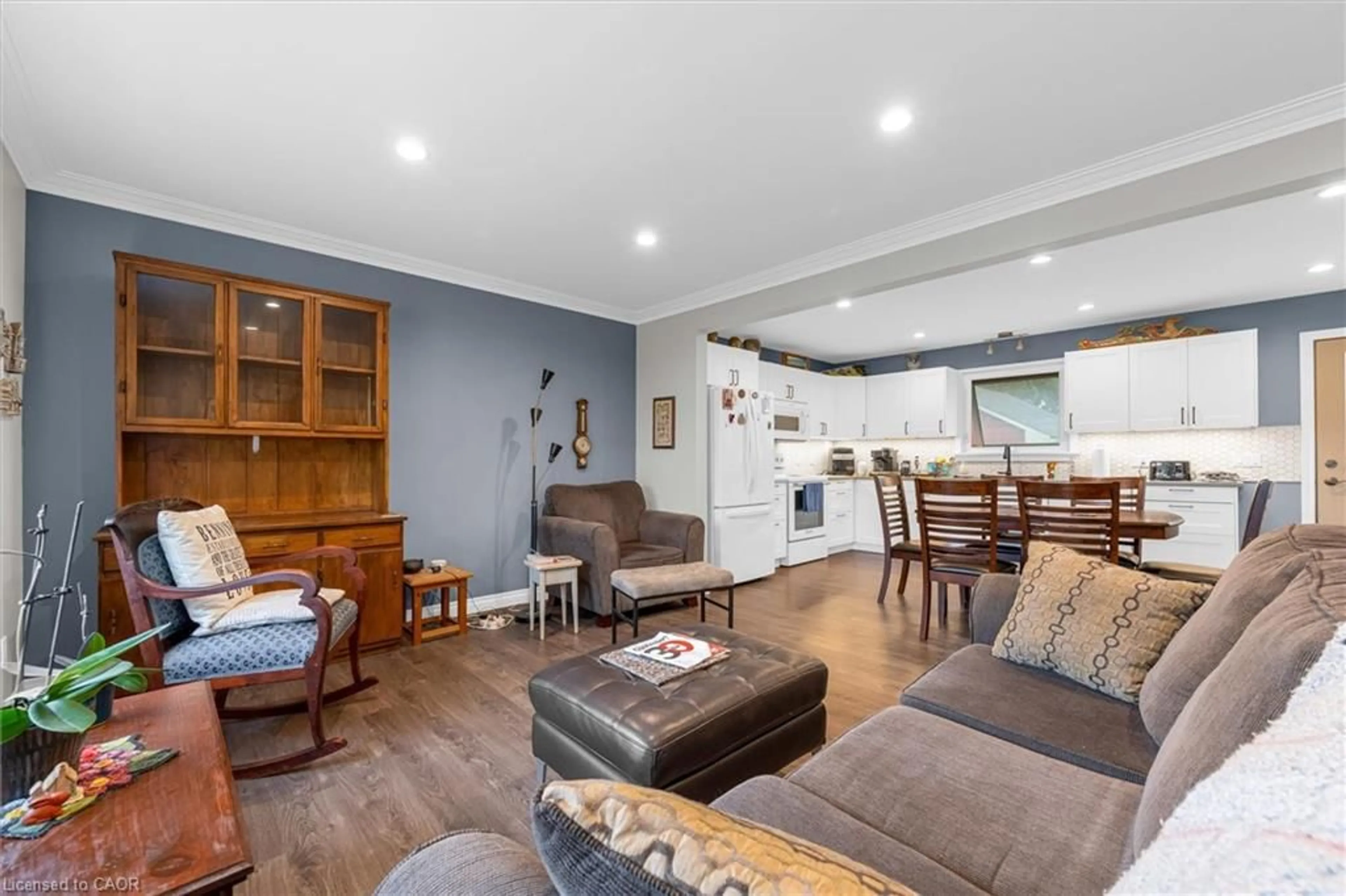 Living room with furniture, wood/laminate floor for 5073 Charles St, Beamsville Ontario L3J 0K5