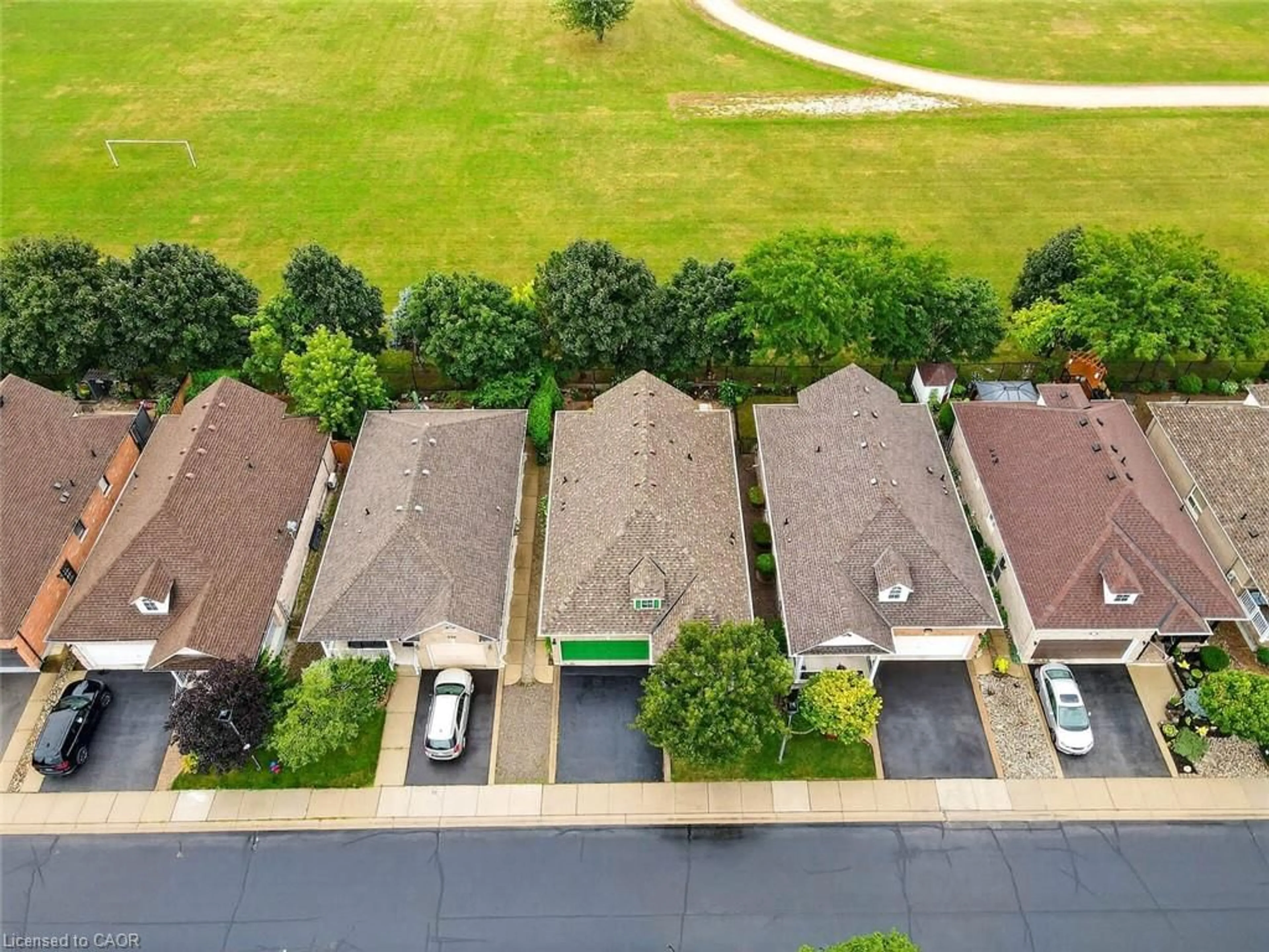 A pic from outside/outdoor area/front of a property/back of a property/a pic from drone, street for 282 Centennial Forest Dr, Milton Ontario L9T 5X3