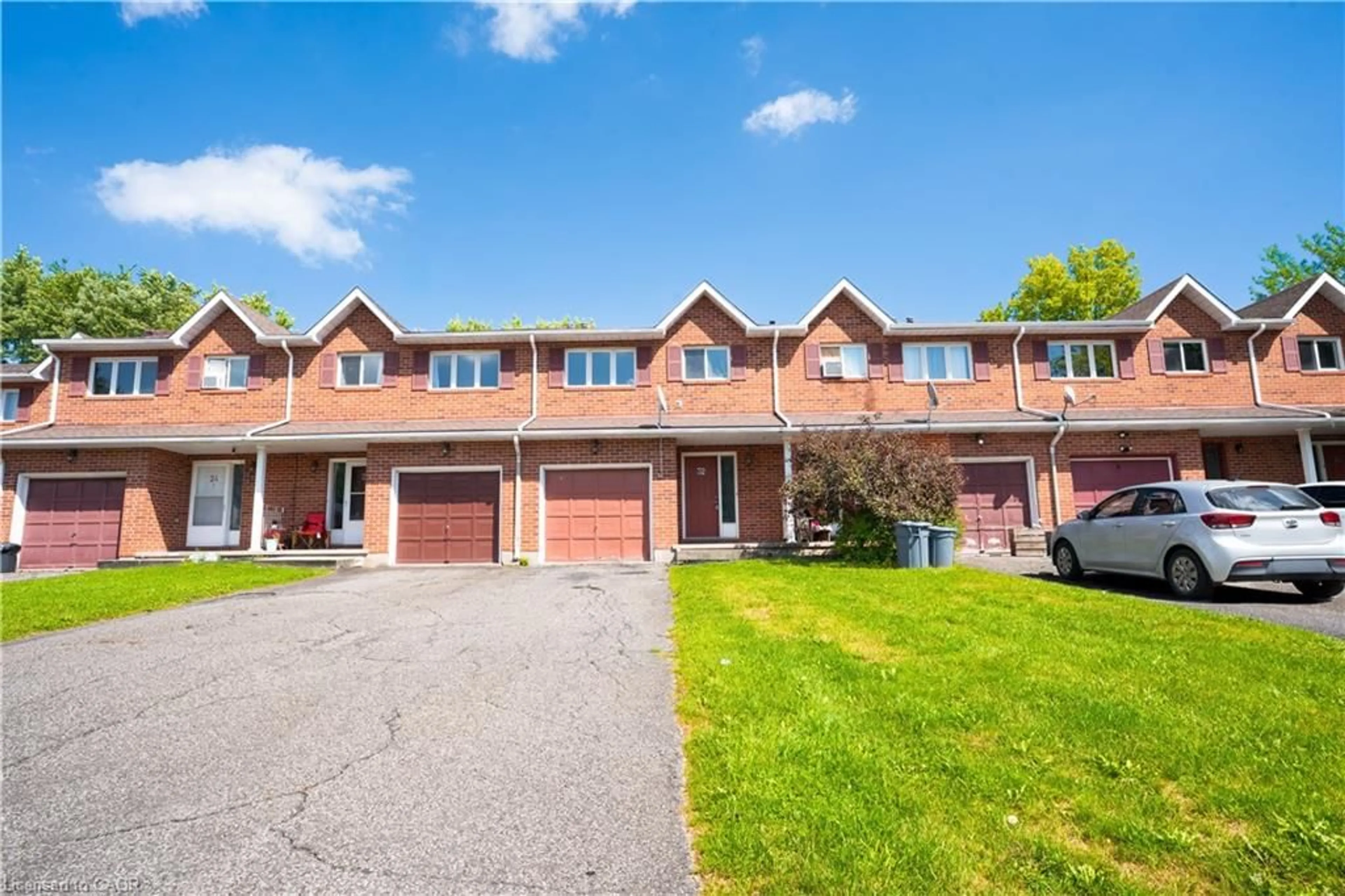 A pic from outside/outdoor area/front of a property/back of a property/a pic from drone, street for 32 Nelson Trail, Welland Ontario L3C 3V4