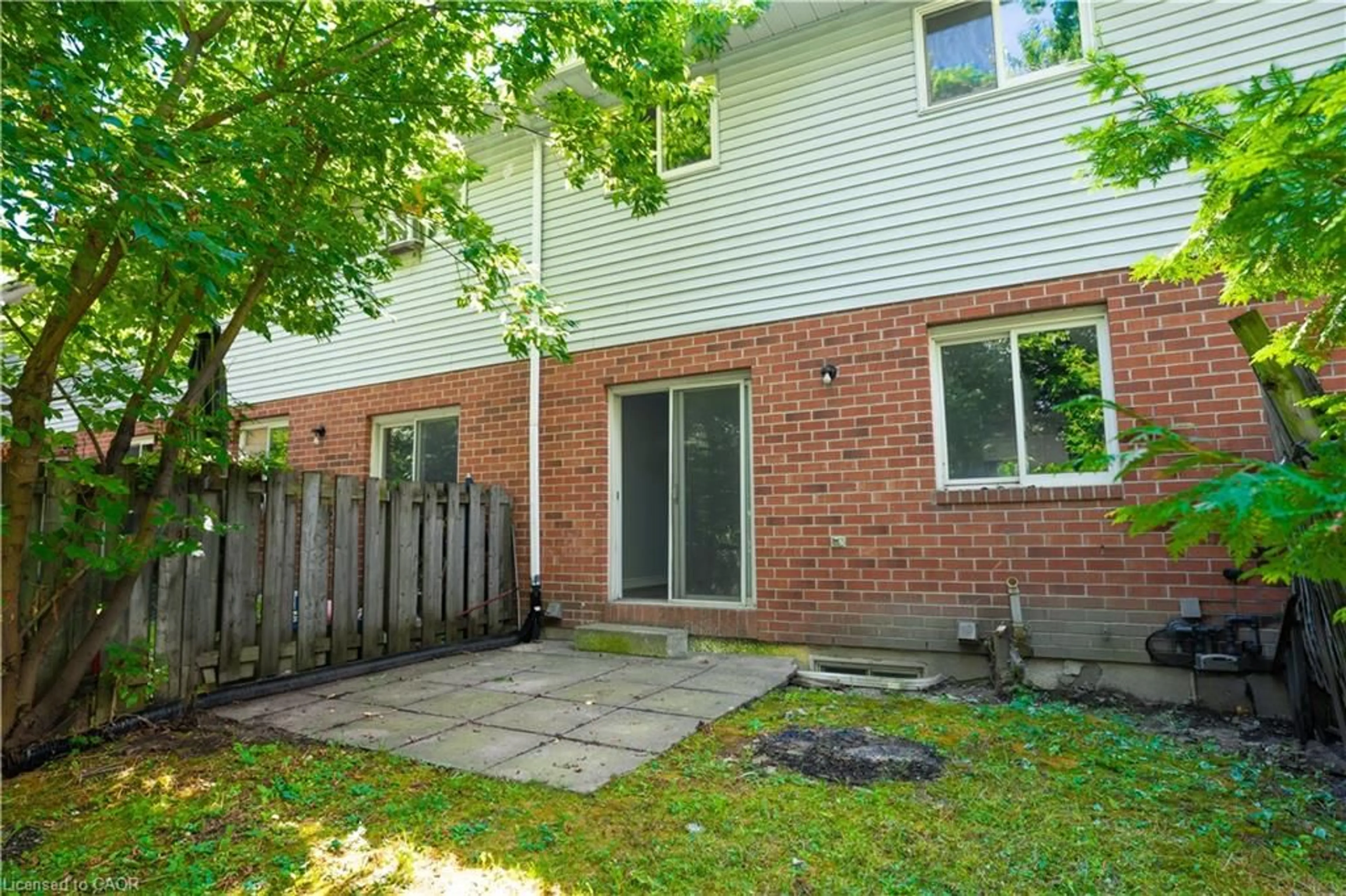 Patio, street for 32 Nelson Trail, Welland Ontario L3C 3V4