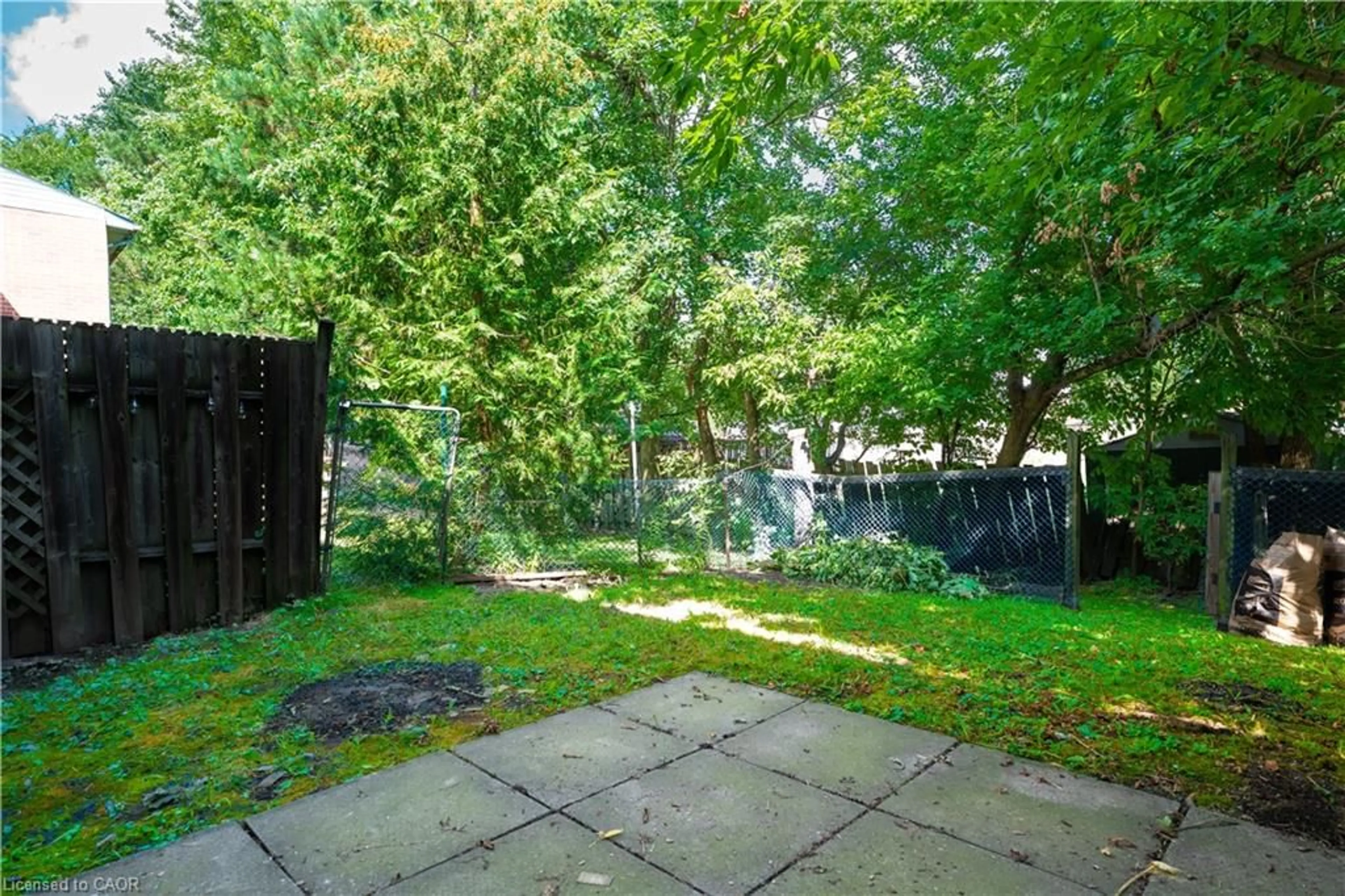 Patio, forest/trees view for 32 Nelson Trail, Welland Ontario L3C 3V4