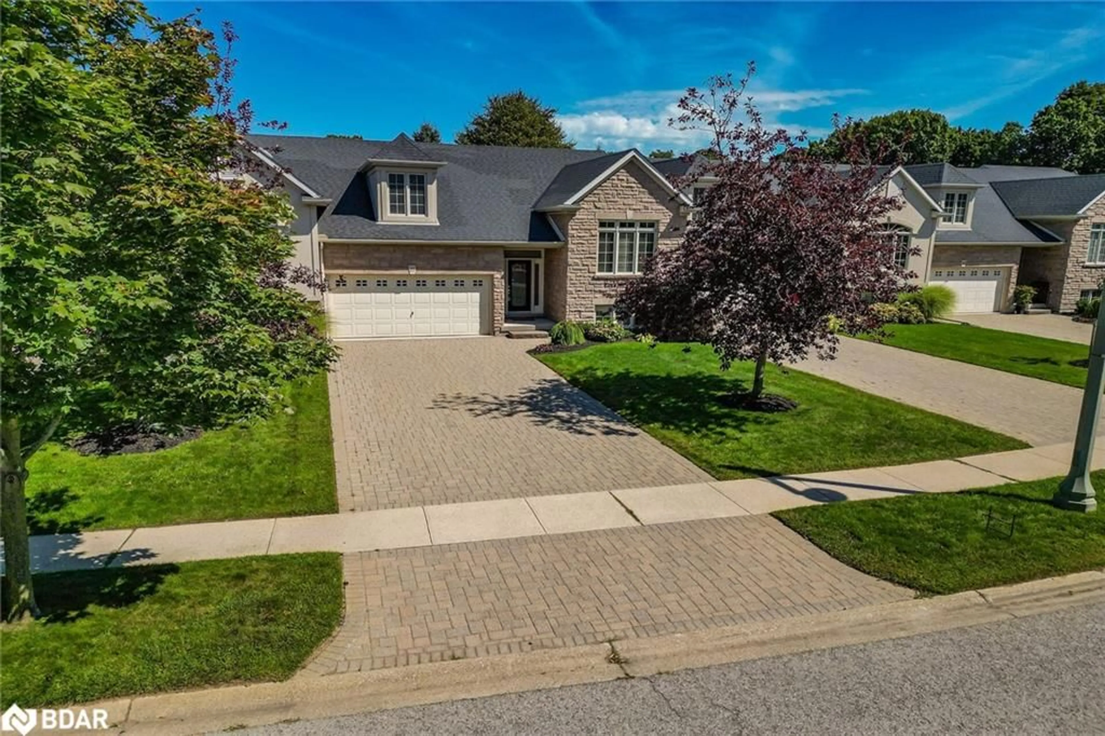 A pic from outside/outdoor area/front of a property/back of a property/a pic from drone, street for 27 Scullers Way, St. Catharines Ontario L2N 7S9