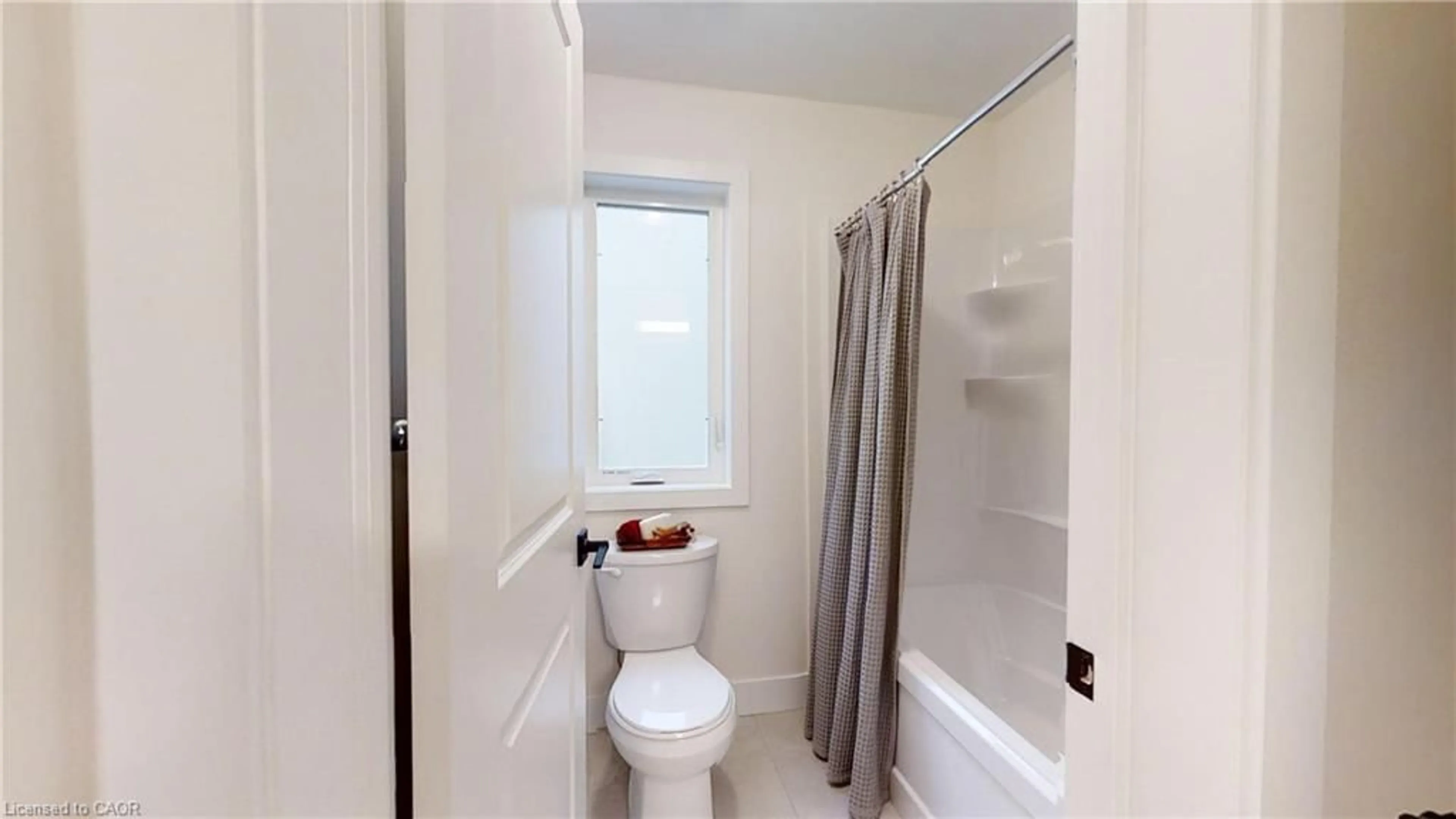 Standard bathroom, ceramic/tile floor for 947 Deveron Cres, London Ontario N5X 3X4