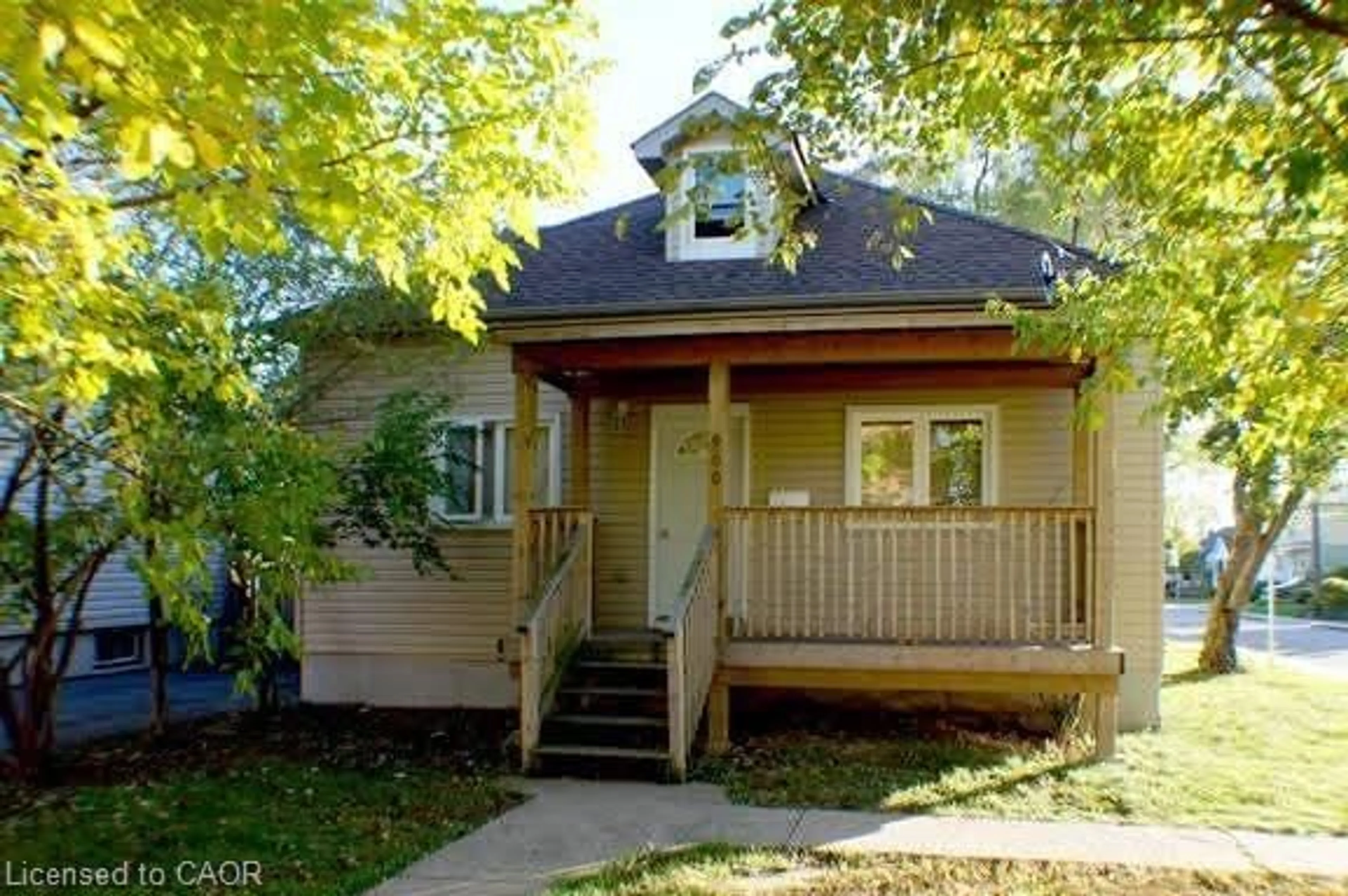 Home with vinyl exterior material, street for 900 Concession St, Hamilton Ontario L8V 1E8