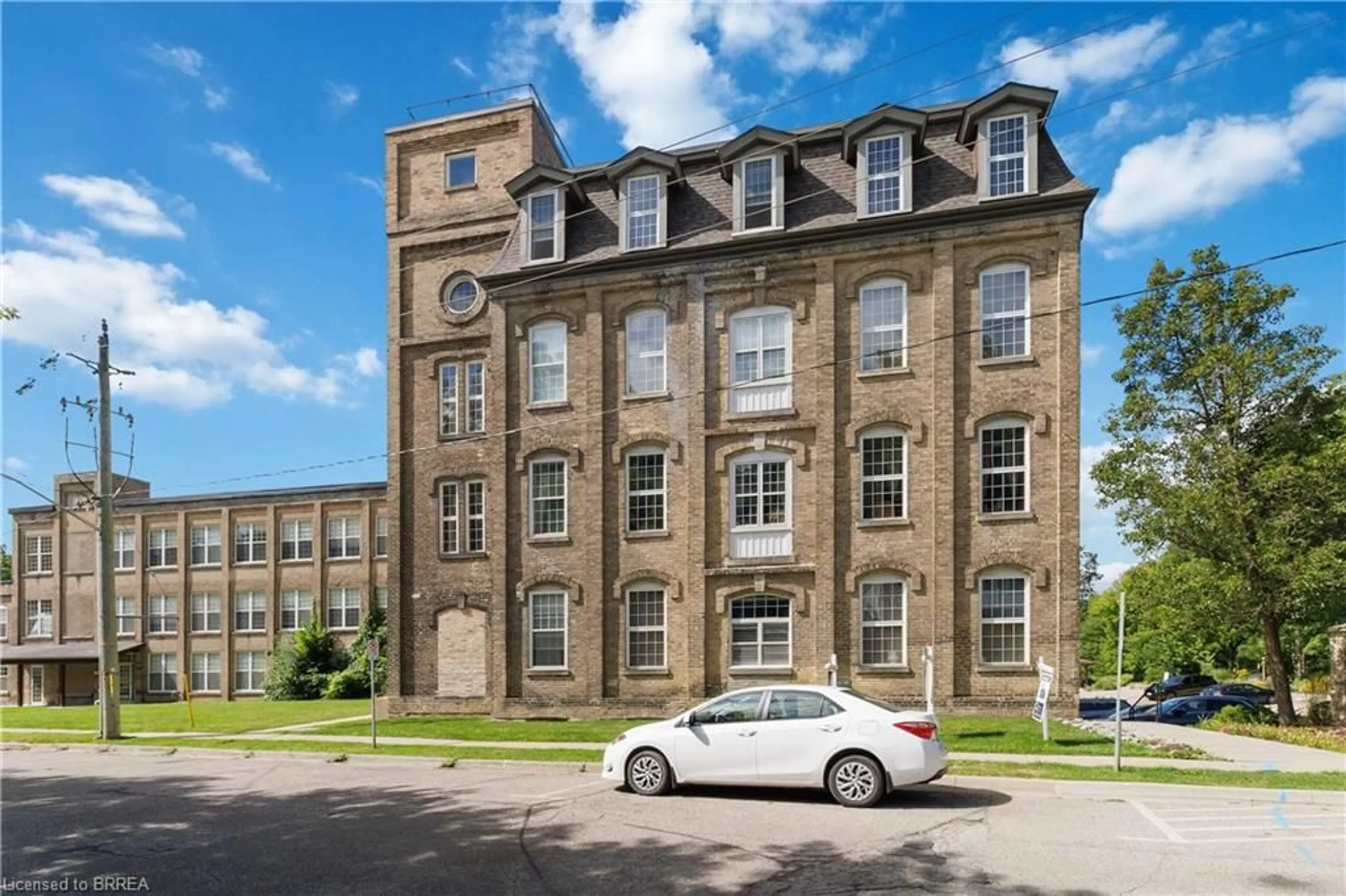 A pic from outside/outdoor area/front of a property/back of a property/a pic from drone, building for 140 West River St #504, Paris Ontario N3L 0B7