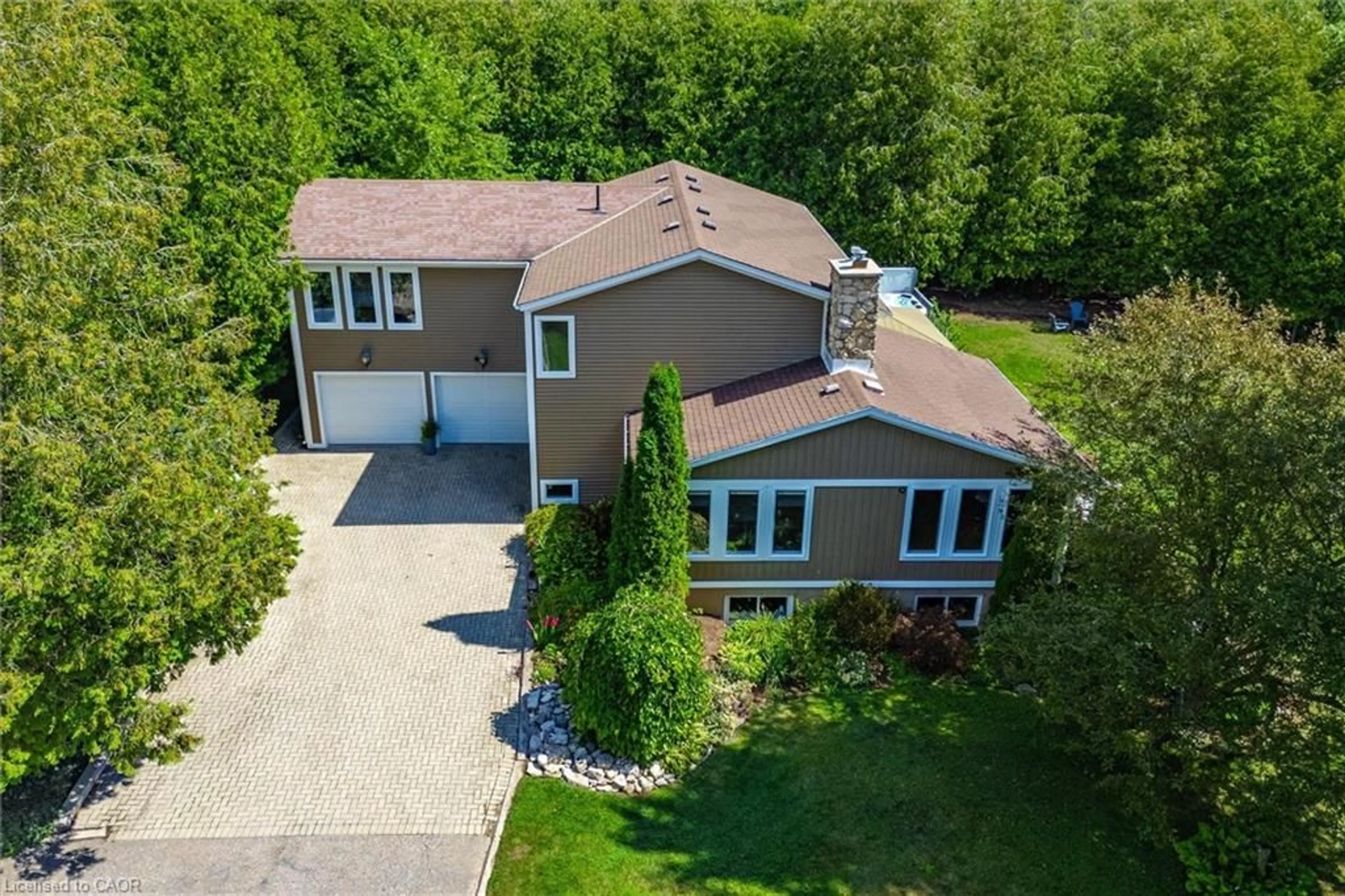 A pic from outside/outdoor area/front of a property/back of a property/a pic from drone, street for 453 Mill St, Elora Ontario N0B 1S0