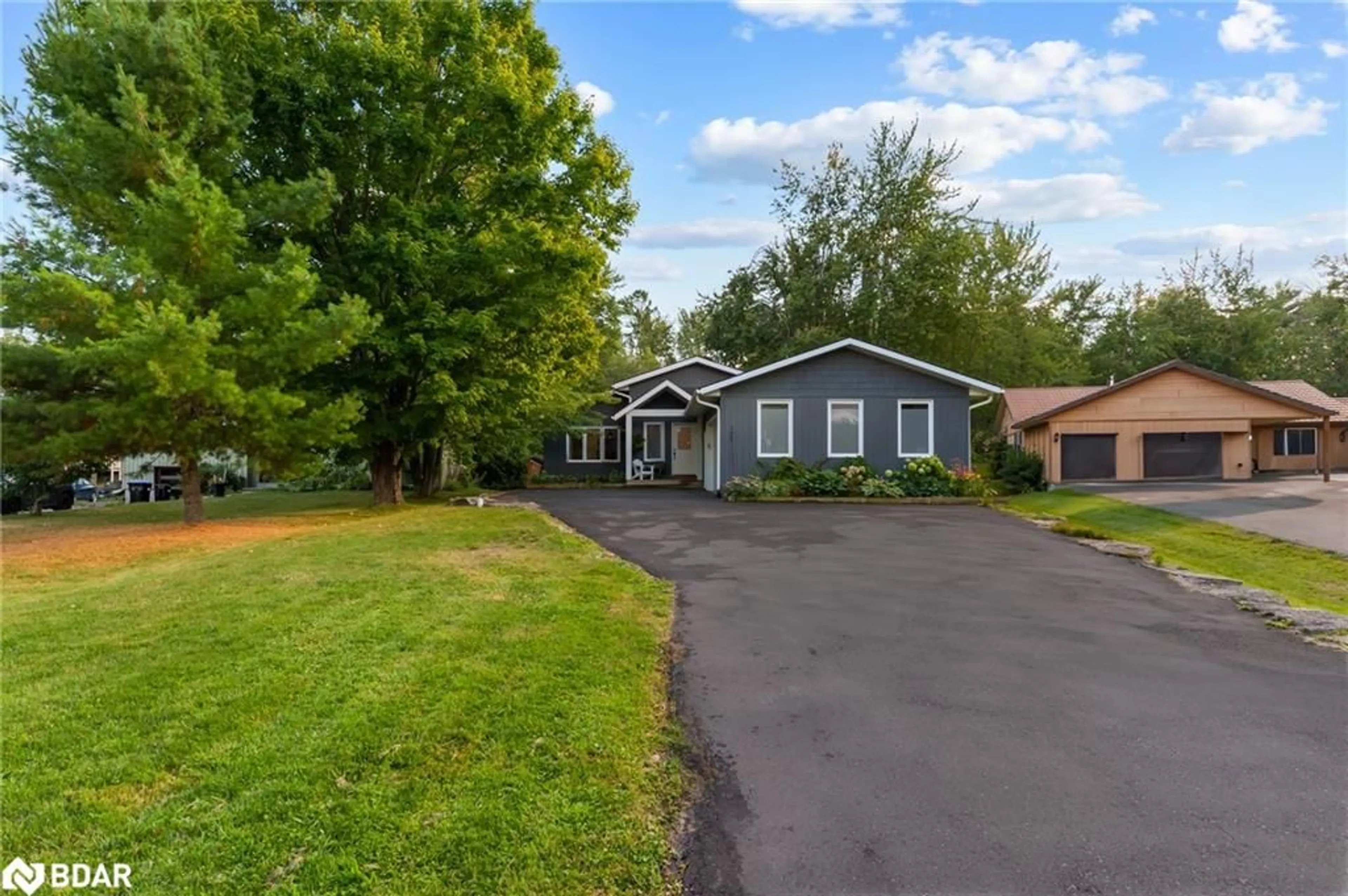 A pic from outside/outdoor area/front of a property/back of a property/a pic from drone, street for 2656 Westshore Cres, Severn Ontario L3V 6H3