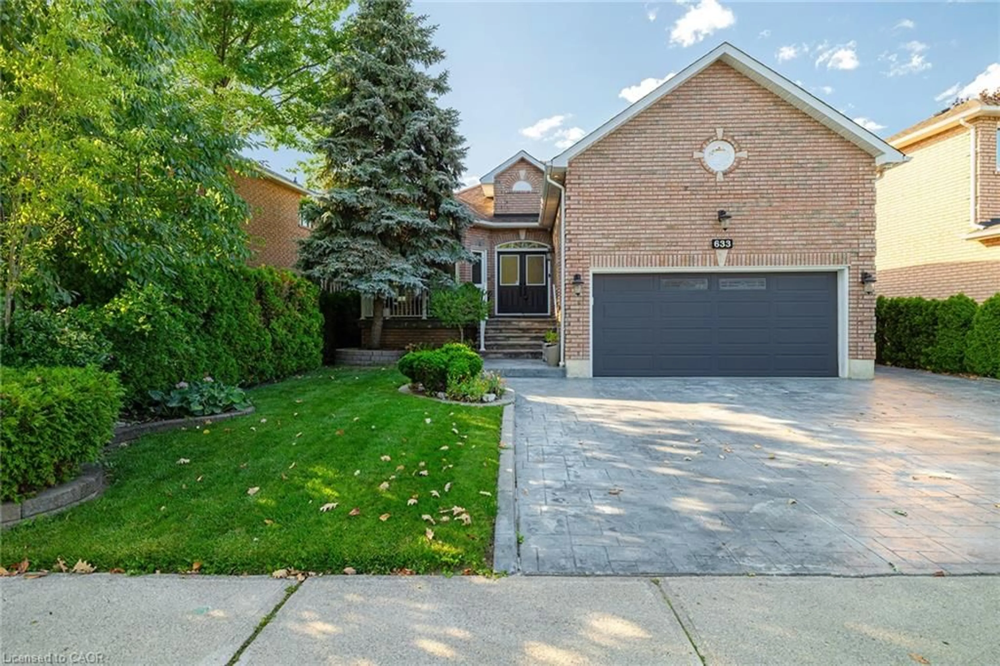 Home with brick exterior material, street for 633 Avonwick Ave, Mississauga Ontario L5R 3N9