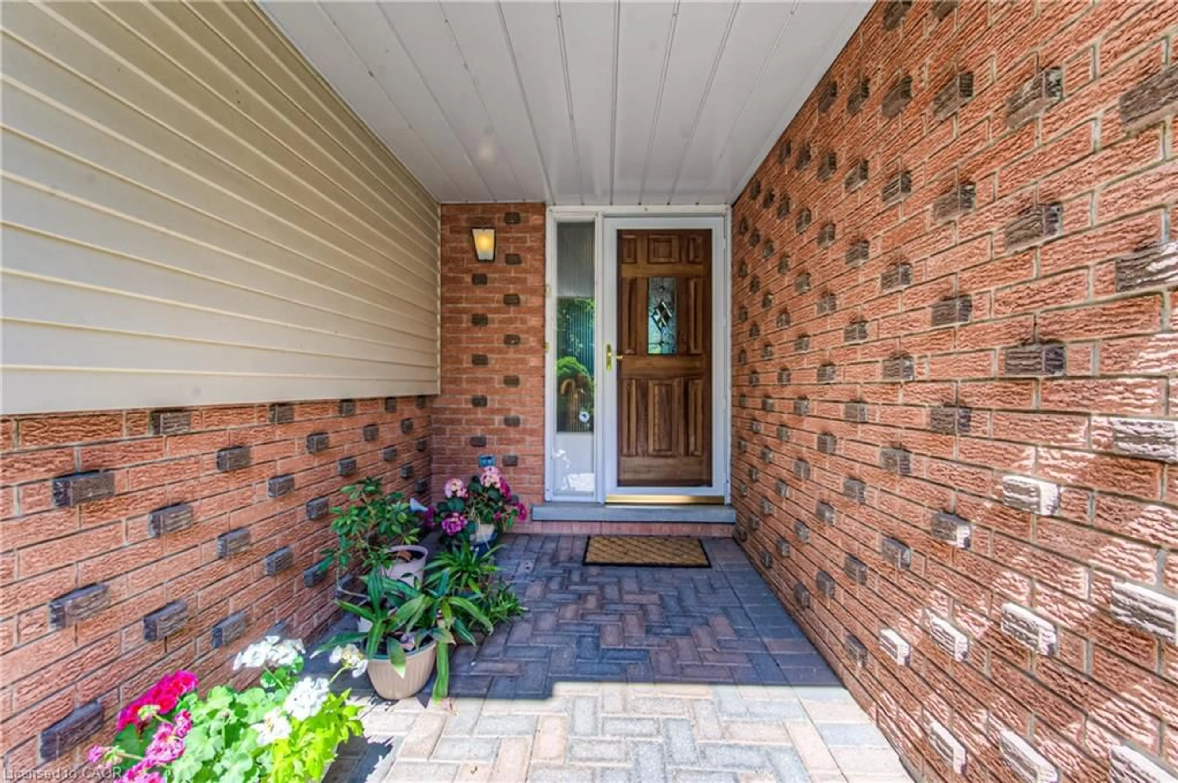 Indoor entryway for 554 Sprucehill Ave, Waterloo Ontario N2L 4V7