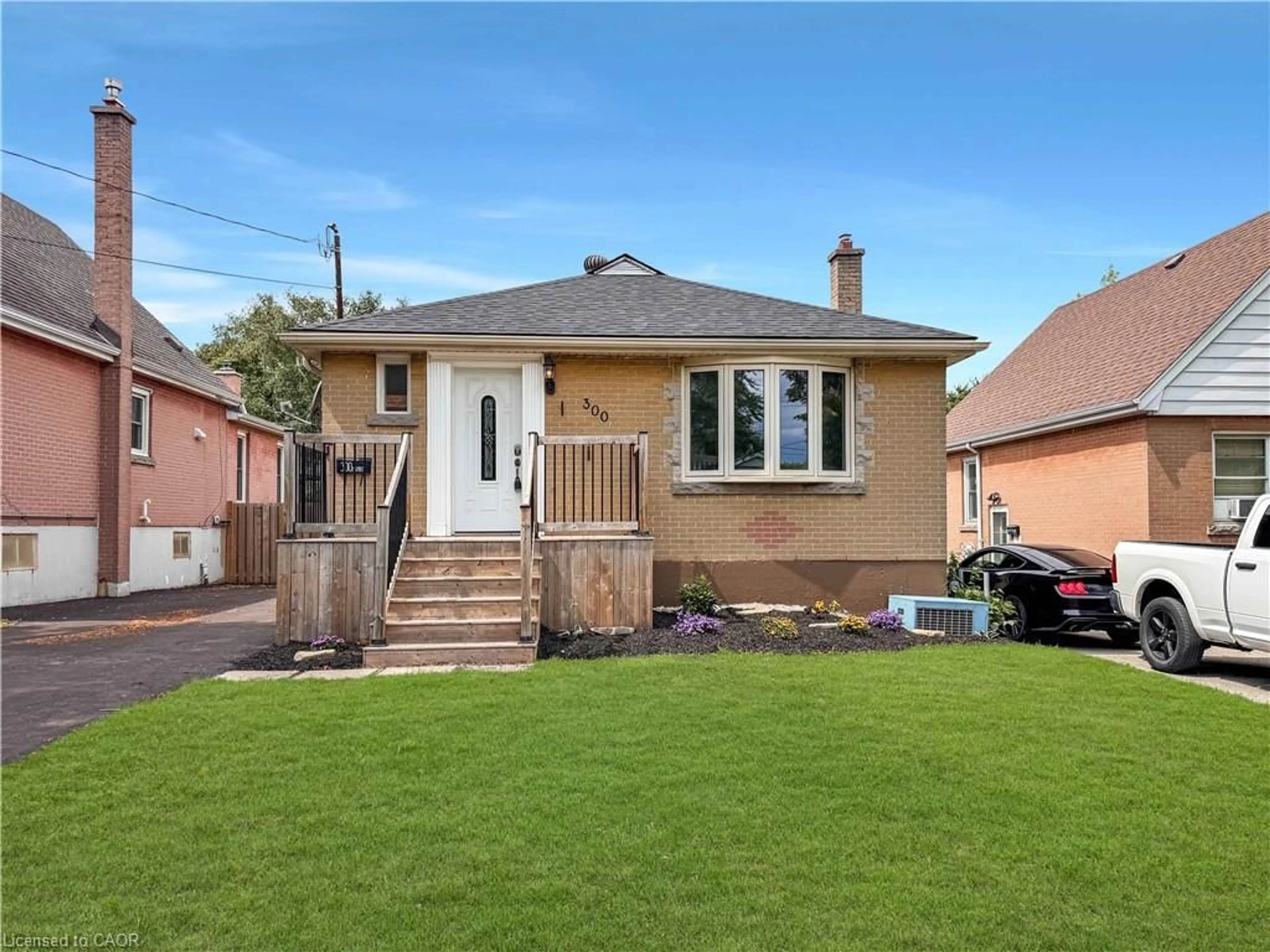 Home with brick exterior material, street for 300 East 32nd St, Hamilton Ontario L8V 3S7
