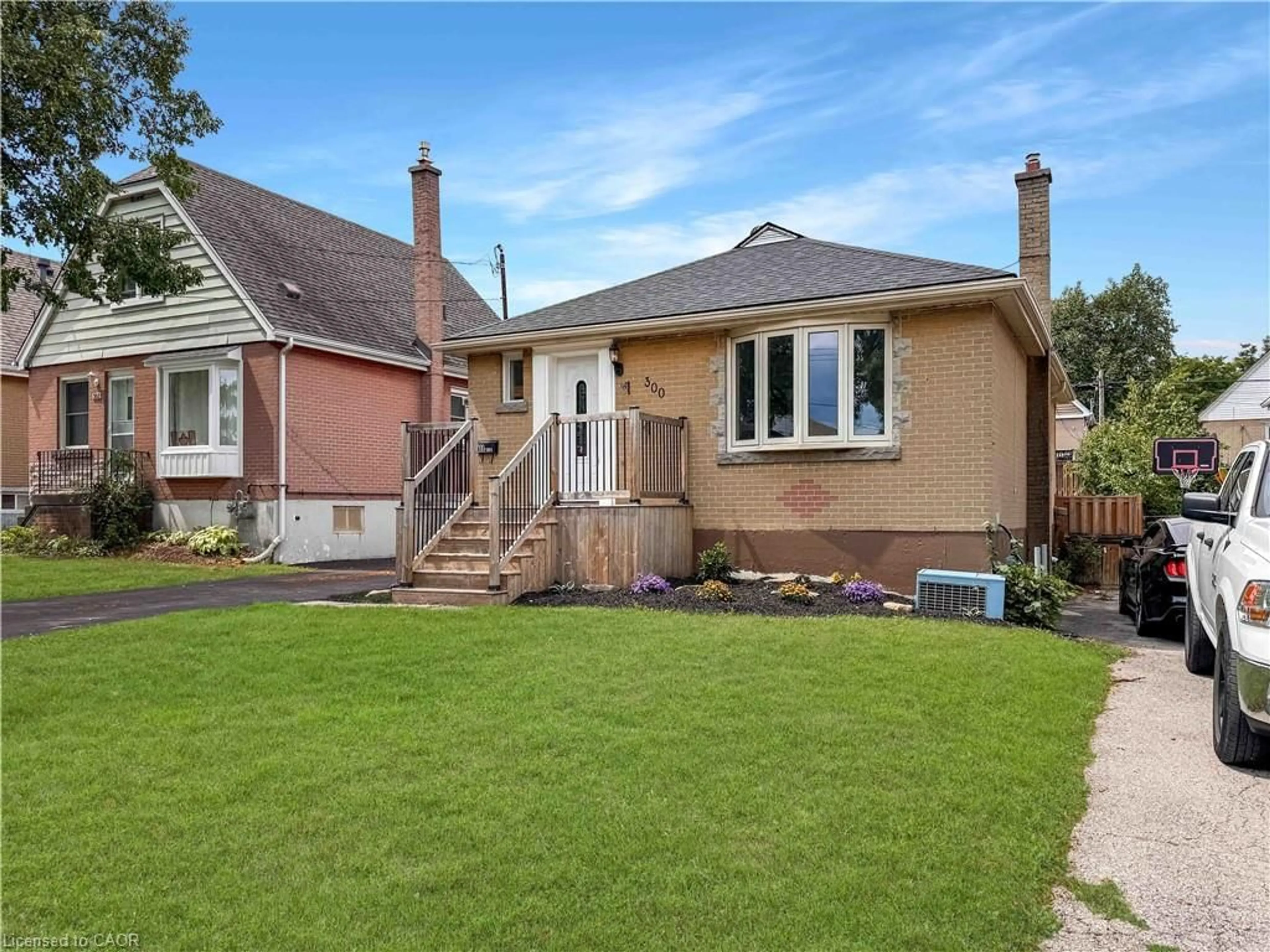 Home with vinyl exterior material, street for 300 East 32nd St, Hamilton Ontario L8V 3S7