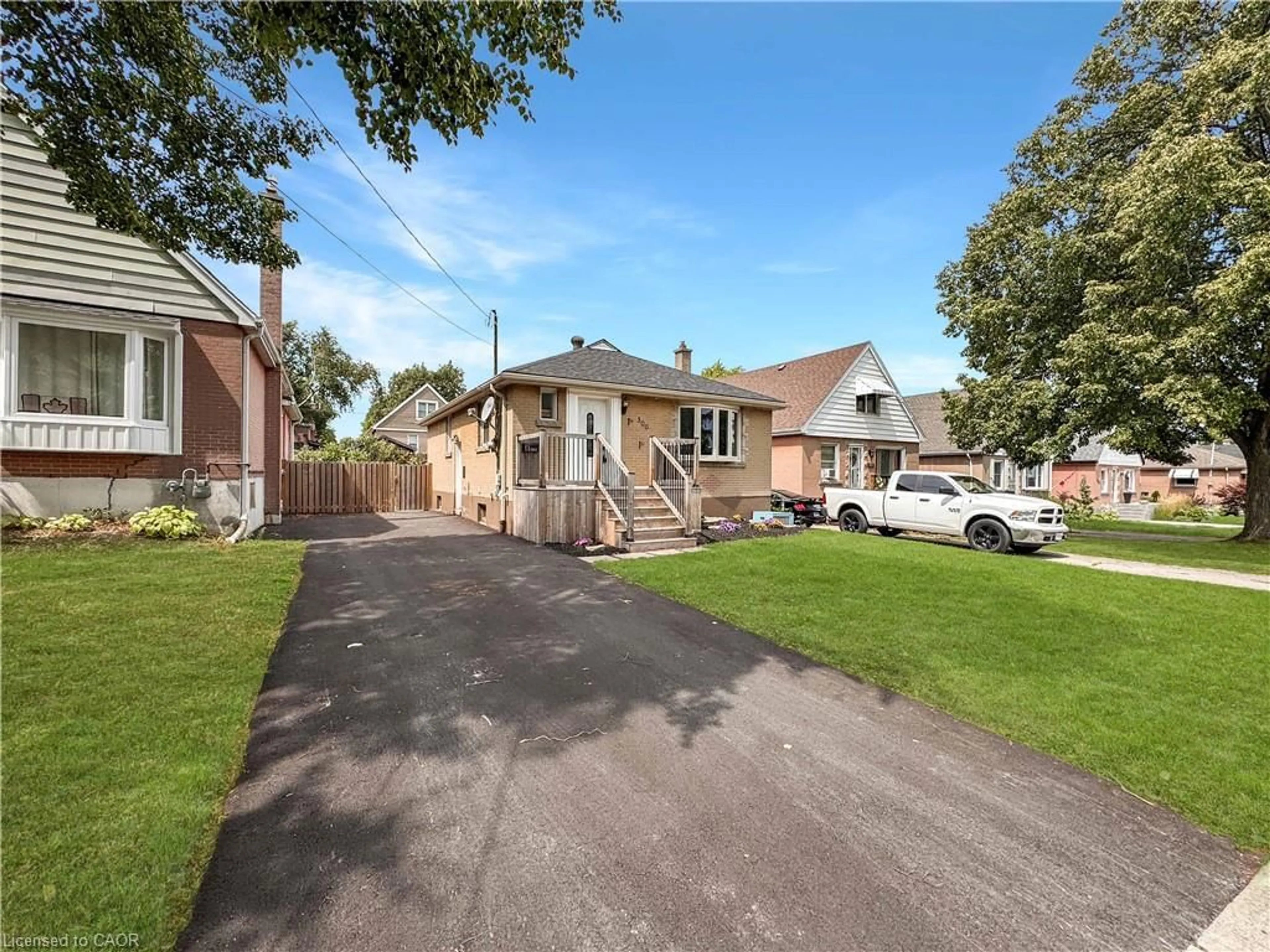 A pic from outside/outdoor area/front of a property/back of a property/a pic from drone, street for 300 East 32nd St, Hamilton Ontario L8V 3S7