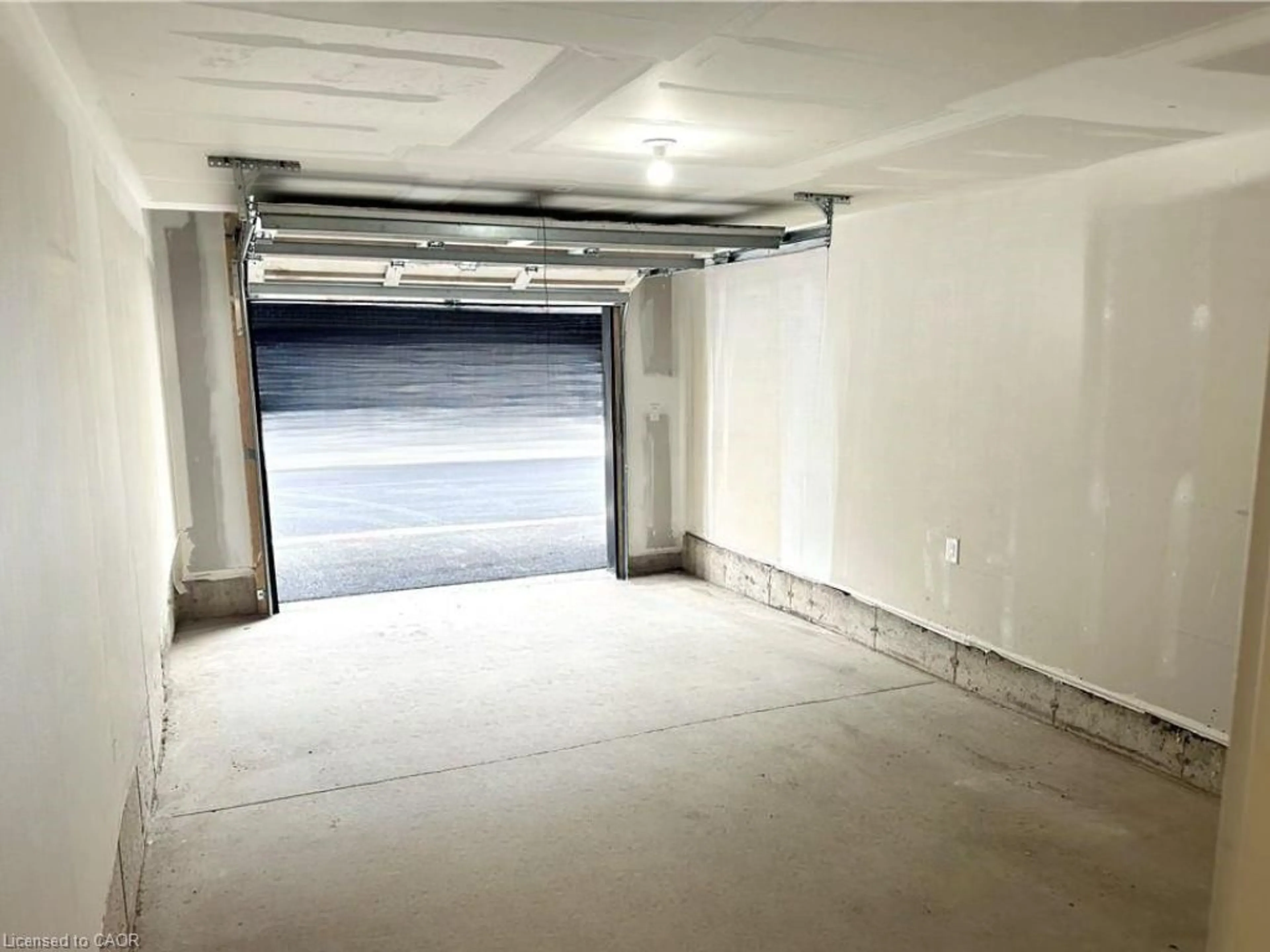 Indoor garage for 34 Sidney Rose Common, St. Catharines Ontario L2T 0B3
