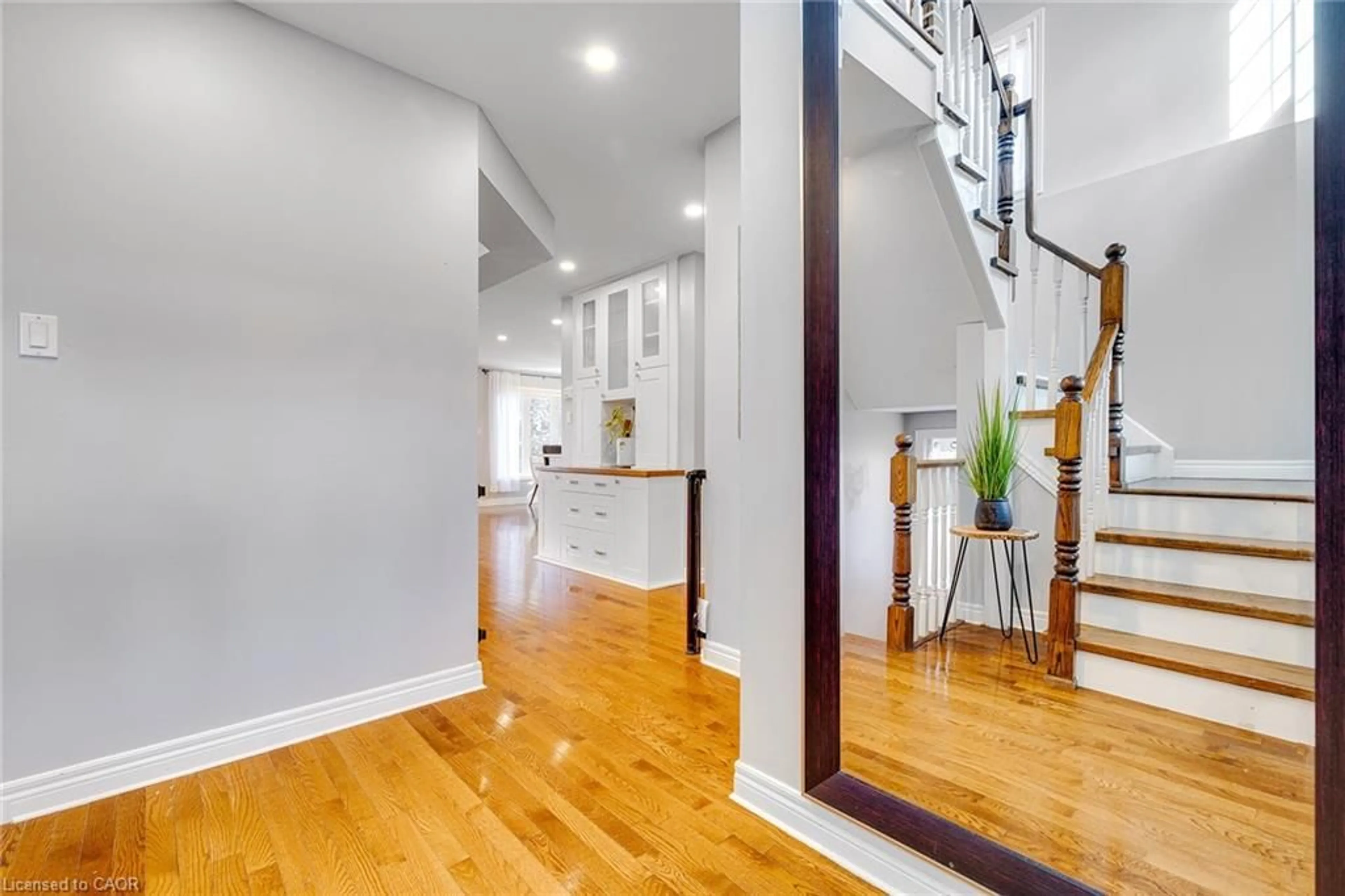 Indoor entryway for 44 Pentland Rd, Waterdown Ontario L0R 2H5