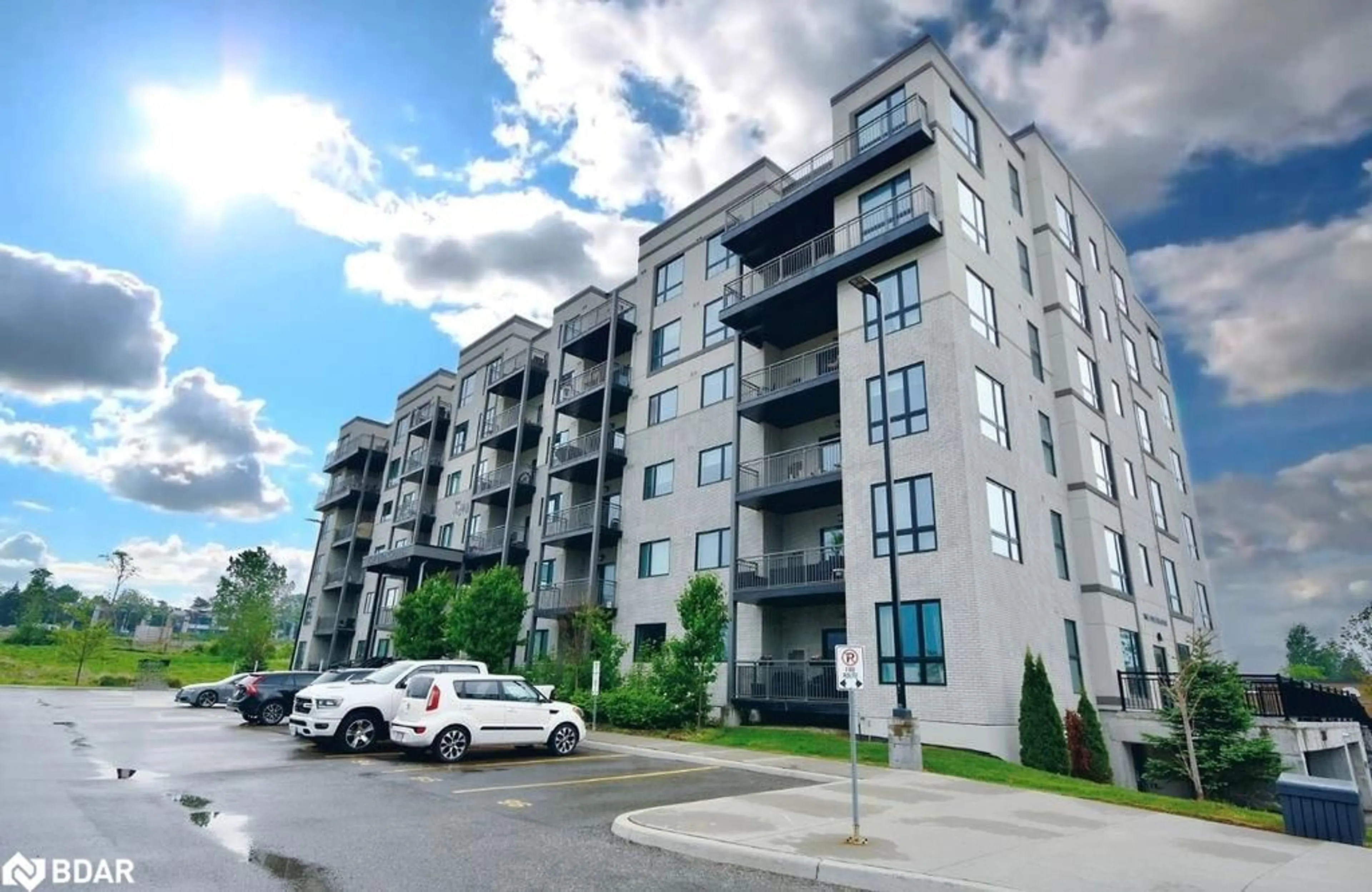A pic from outside/outdoor area/front of a property/back of a property/a pic from drone, unknown for 299 Cundles Rd #208, Barrie Ontario L4M 0K9