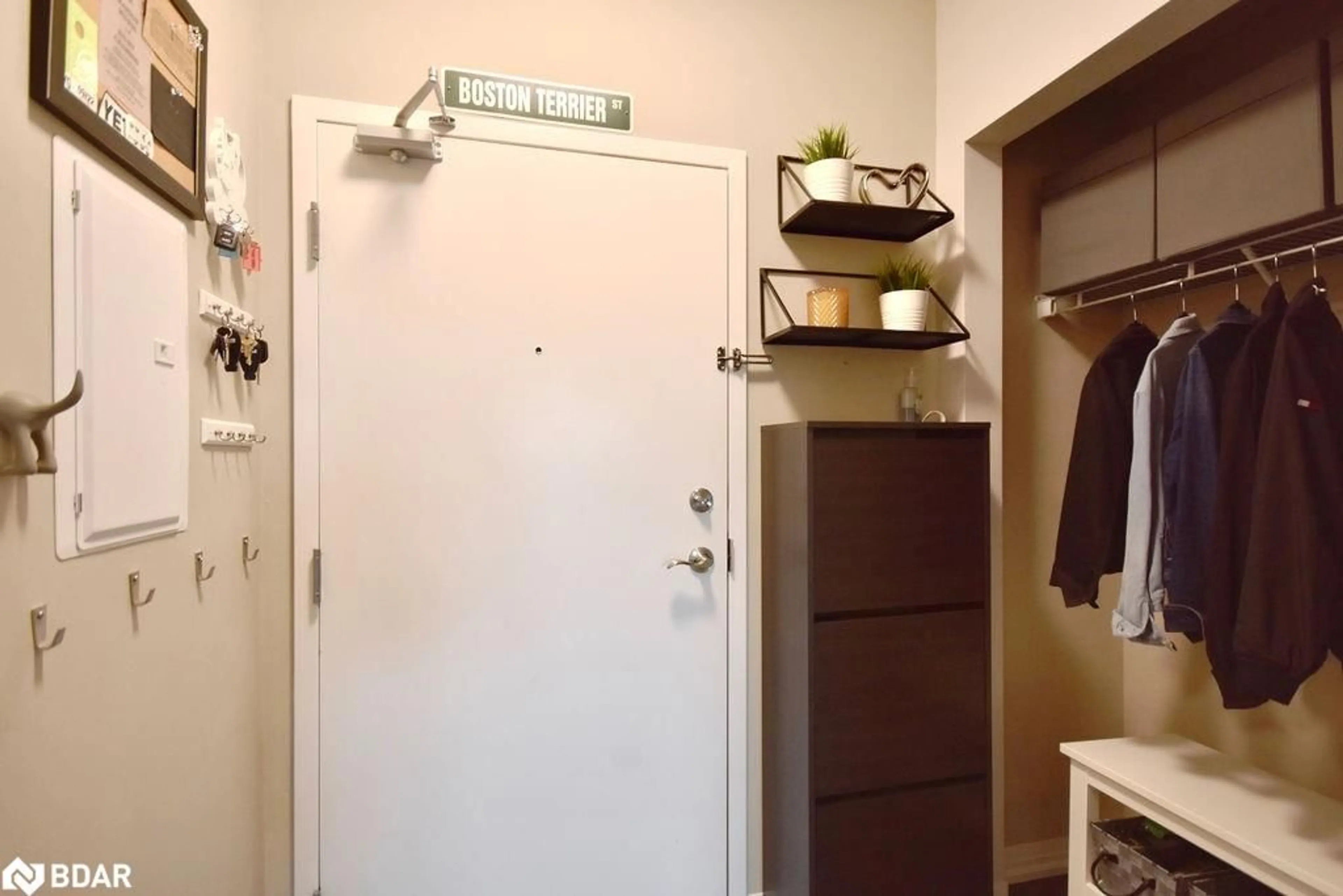 Indoor entryway for 299 Cundles Rd #208, Barrie Ontario L4M 0K9