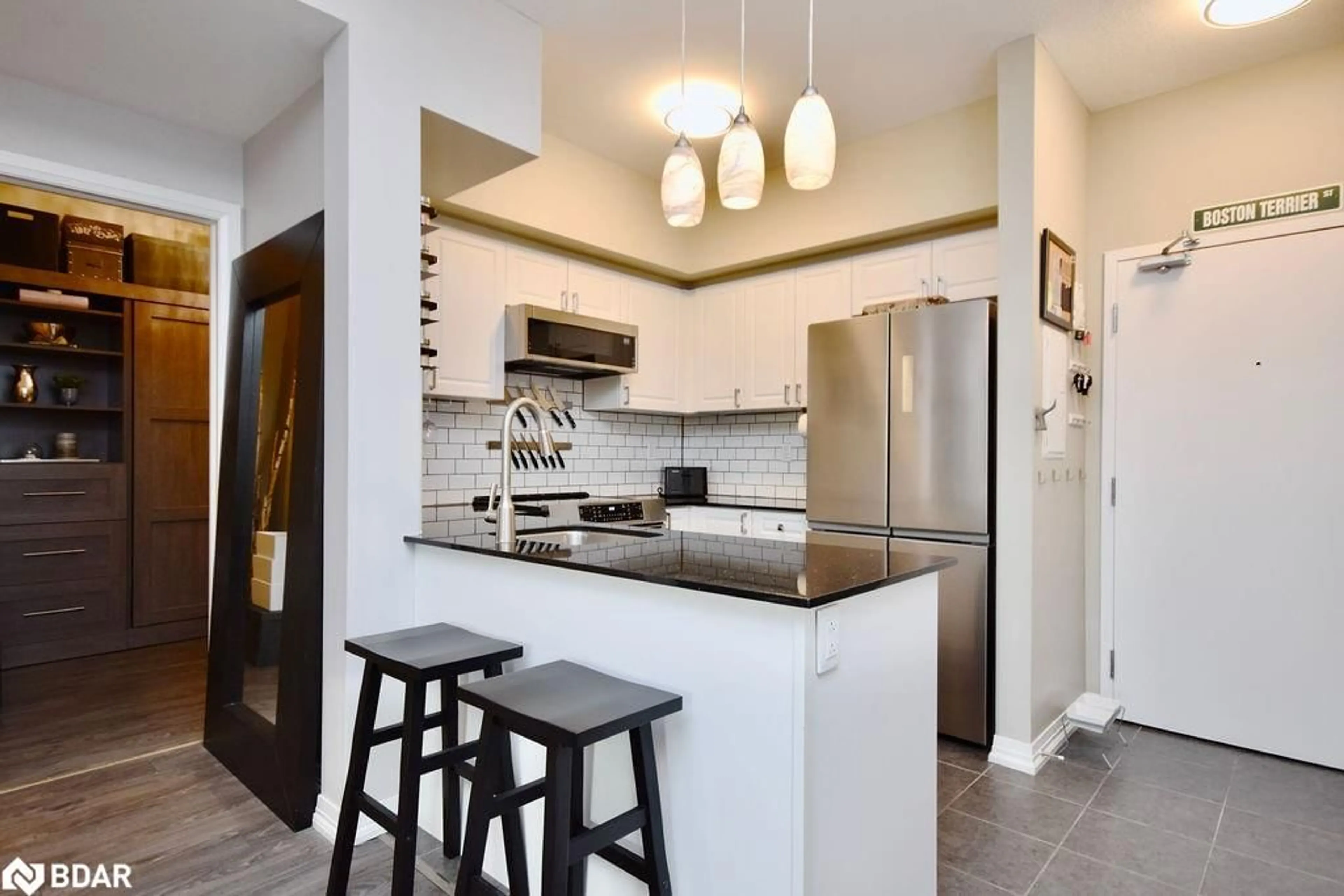 Open concept kitchen, ceramic/tile floor for 299 Cundles Rd #208, Barrie Ontario L4M 0K9