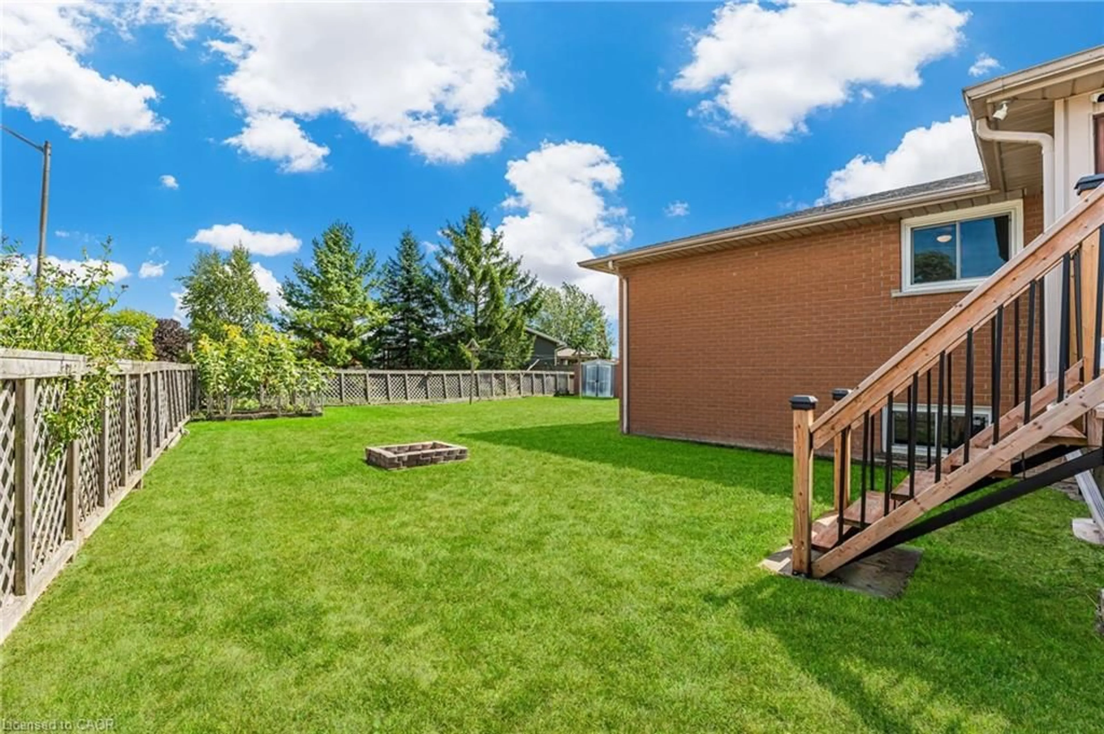 Patio, mountain view for 21 South Grimsby Road 5, Smithville Ontario L0R 2A0