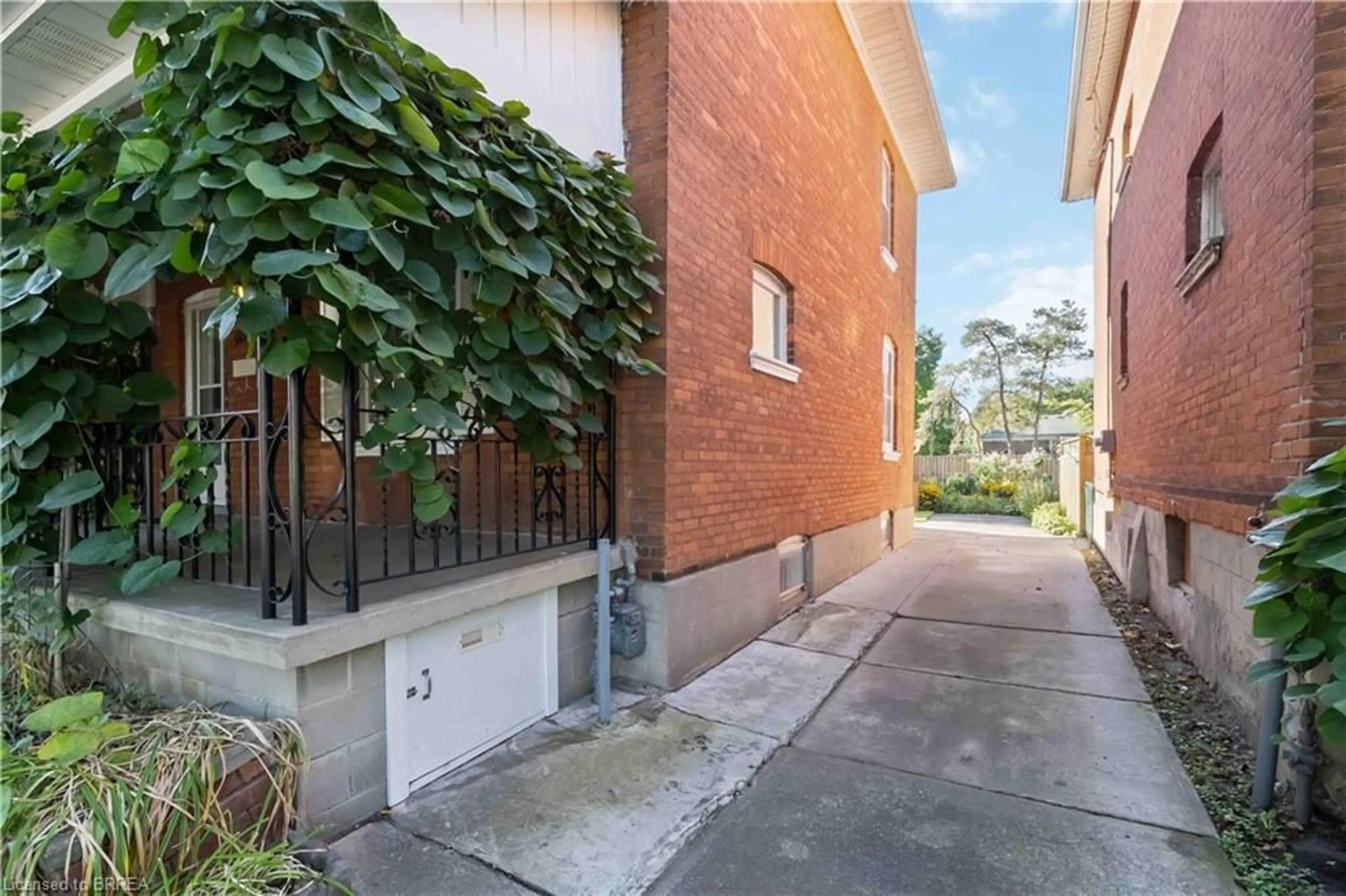 Patio, street for 127 Marlborough St, Brantford Ontario N3S 4S7