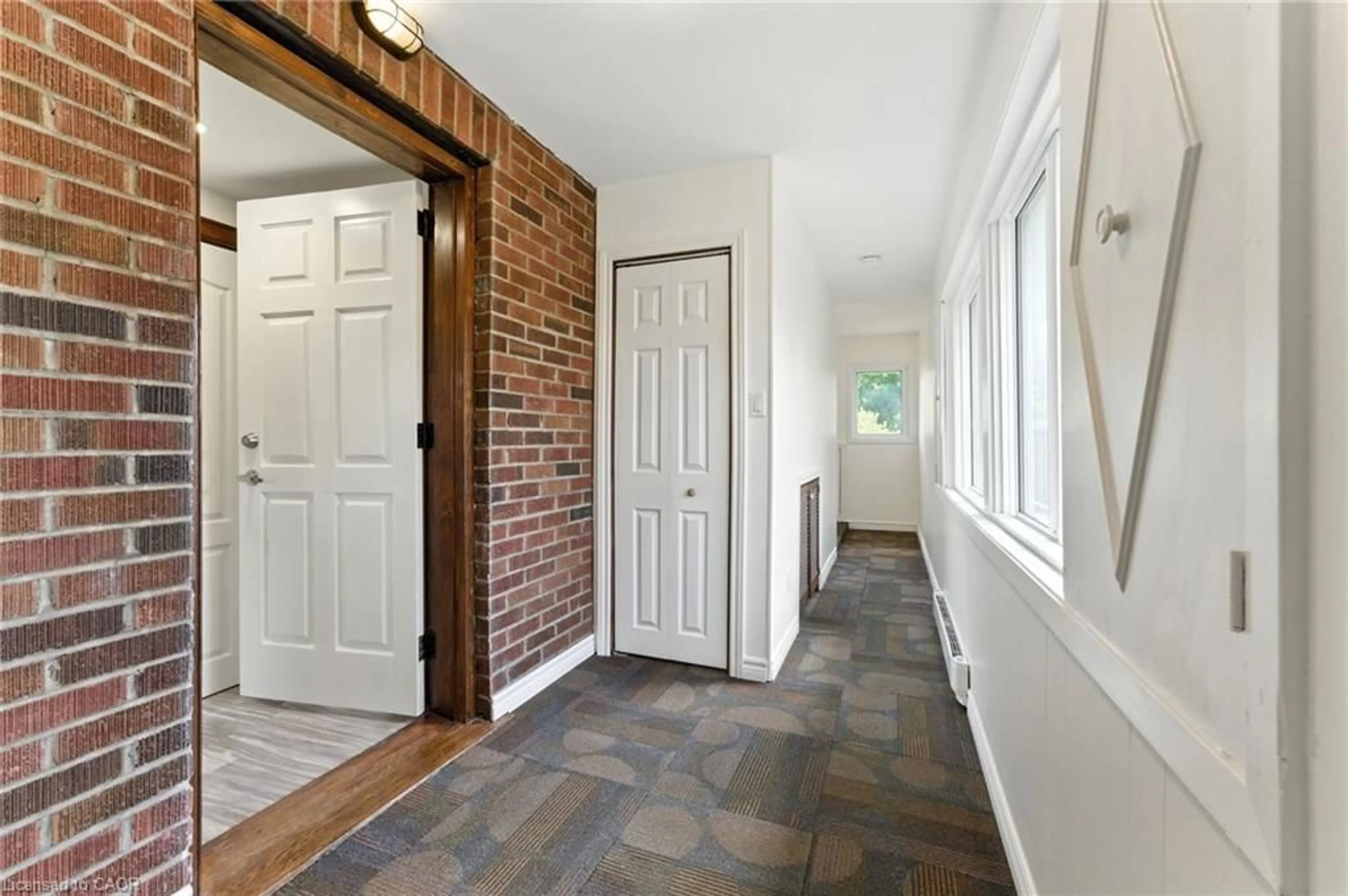 Indoor entryway for 117 Pollock Ave, Cambridge Ontario N1R 2C1
