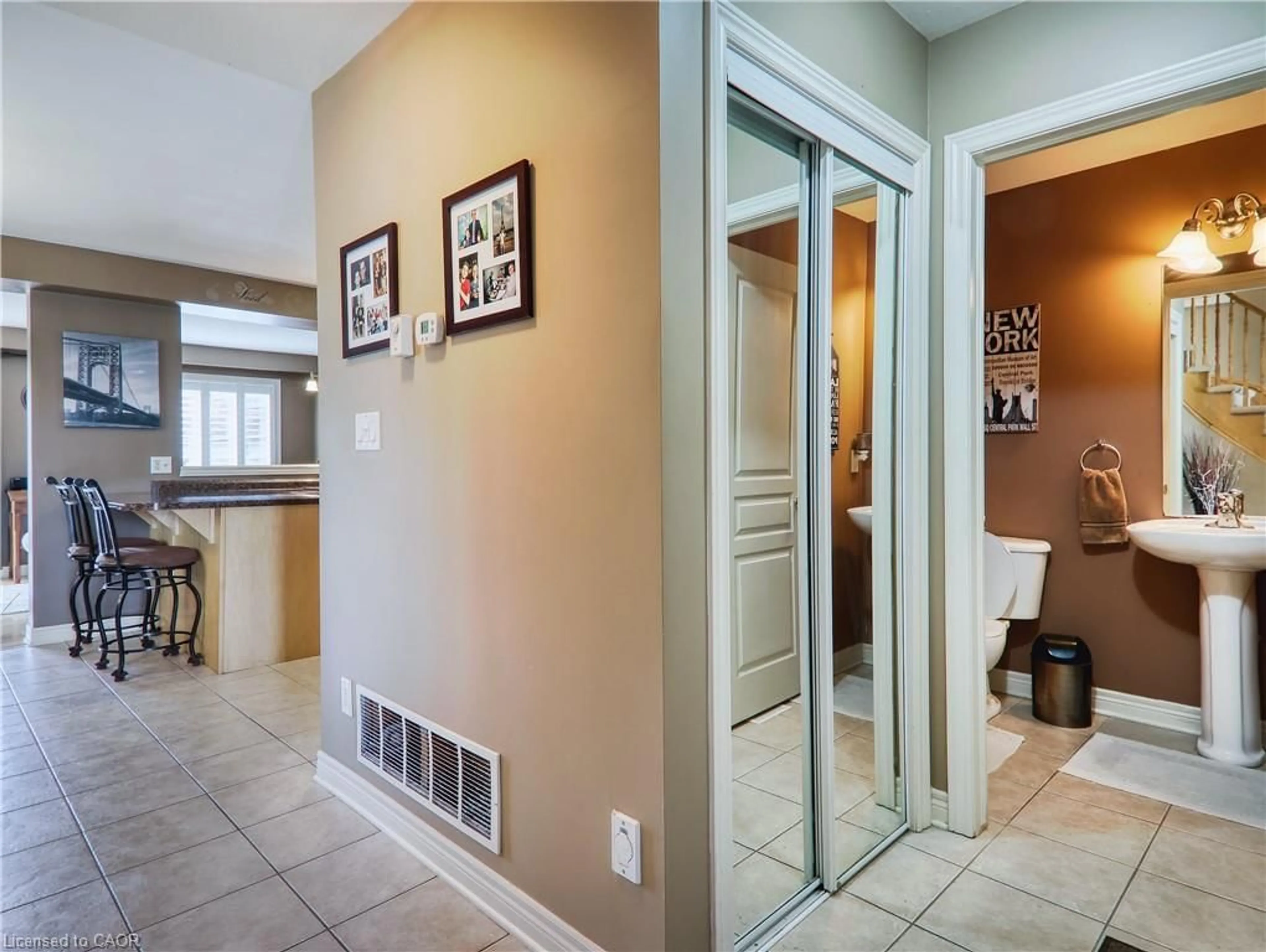 Indoor entryway for 7161 Brittany Crt, Niagara Falls Ontario L2H 3N5