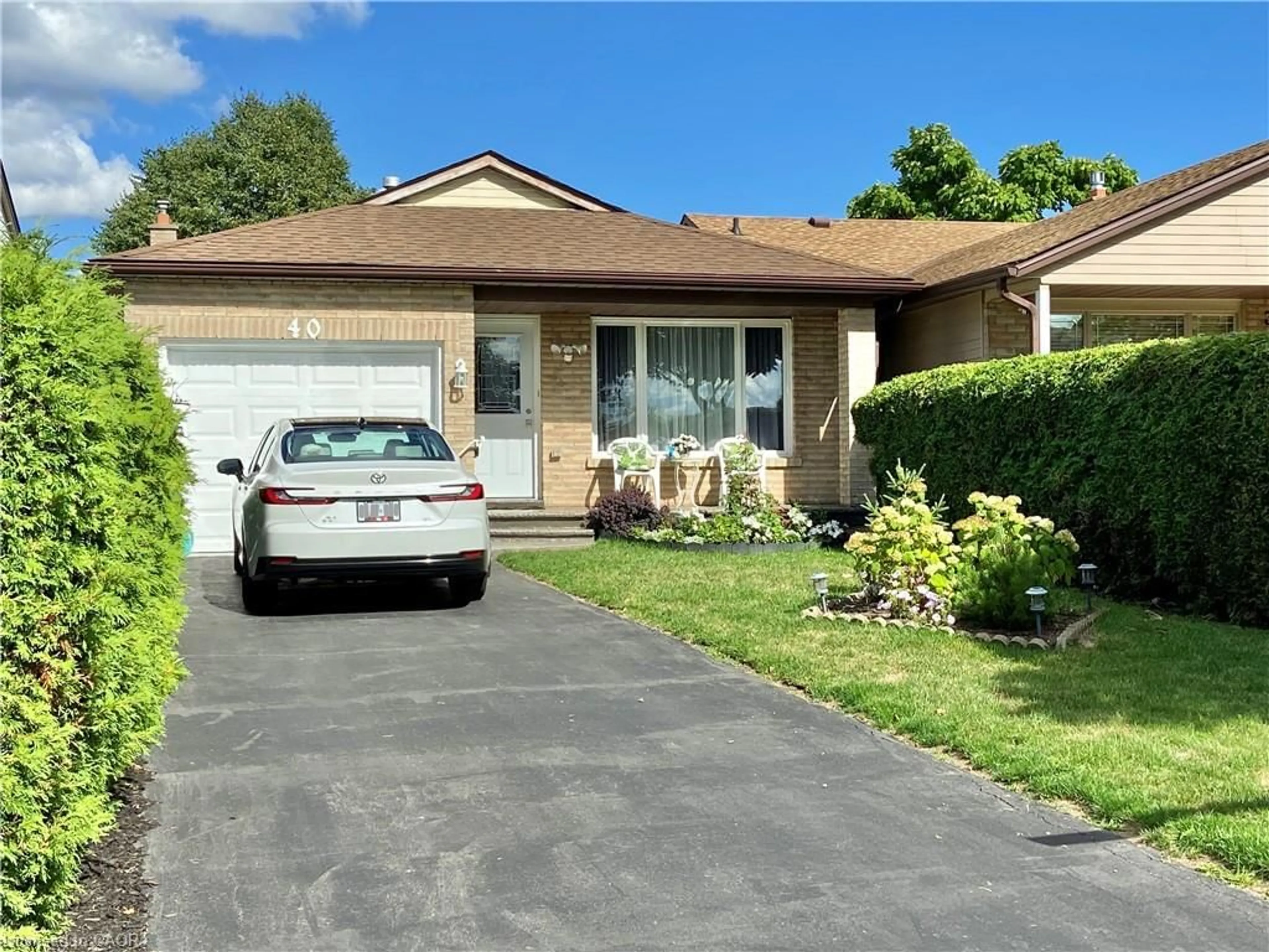 Home with vinyl exterior material, street for 40 Lyton Cres, Stoney Creek Ontario L8J 2C9