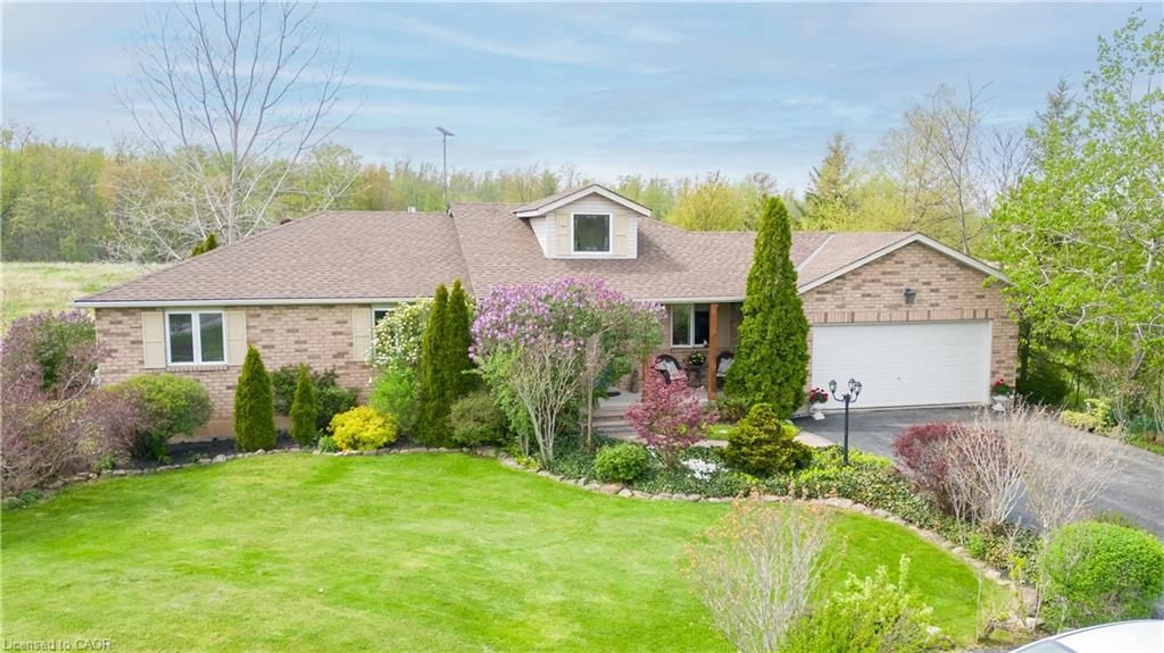 A pic from outside/outdoor area/front of a property/back of a property/a pic from drone, unknown for 390 Mountain Rd, Grimsby Ontario L3M 4E7