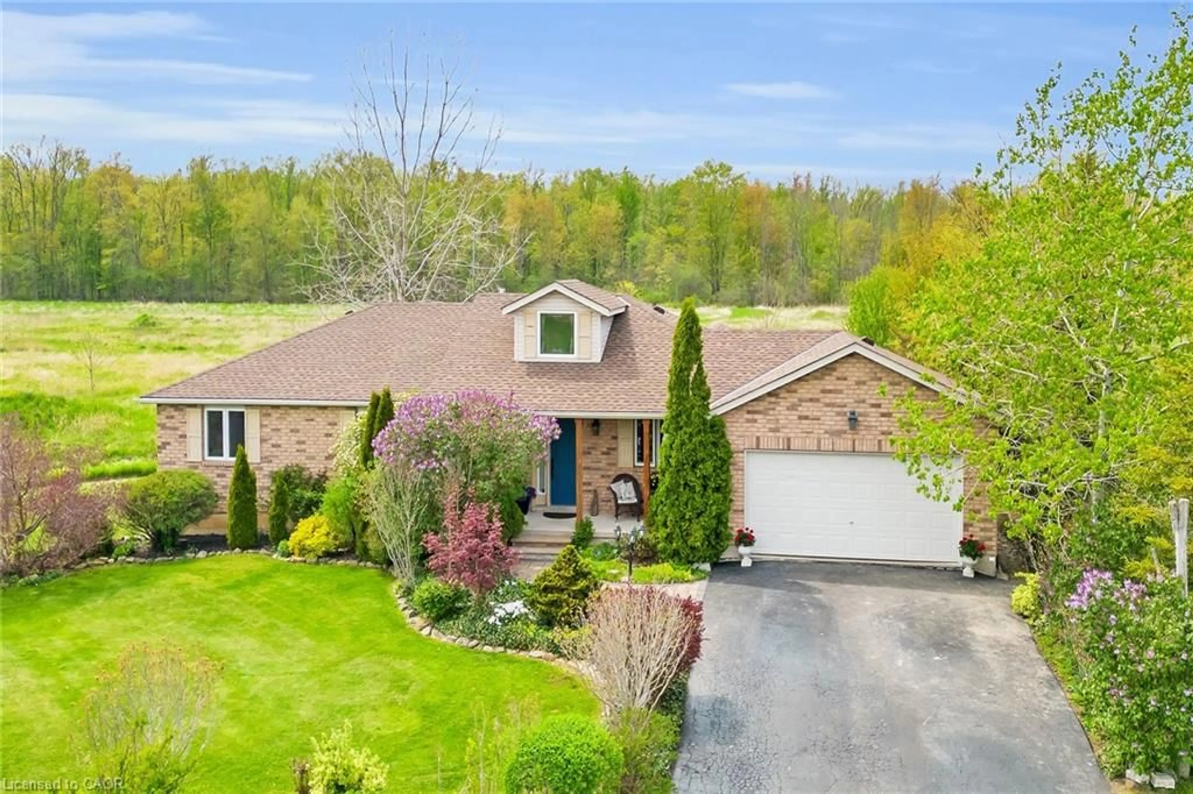 A pic from outside/outdoor area/front of a property/back of a property/a pic from drone, street for 390 Mountain Rd, Grimsby Ontario L3M 4E7