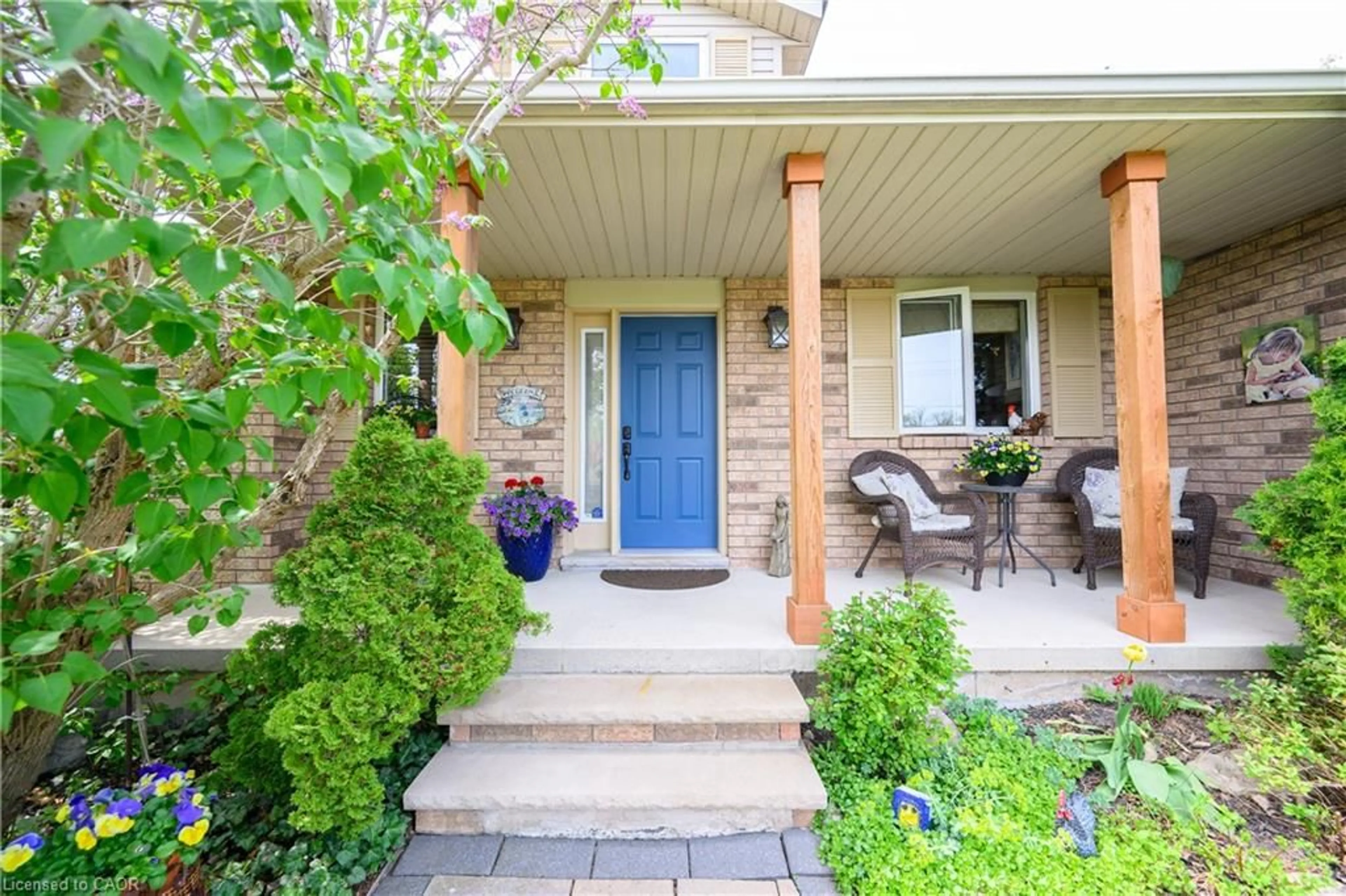 Indoor entryway for 390 Mountain Rd, Grimsby Ontario L3M 4E7