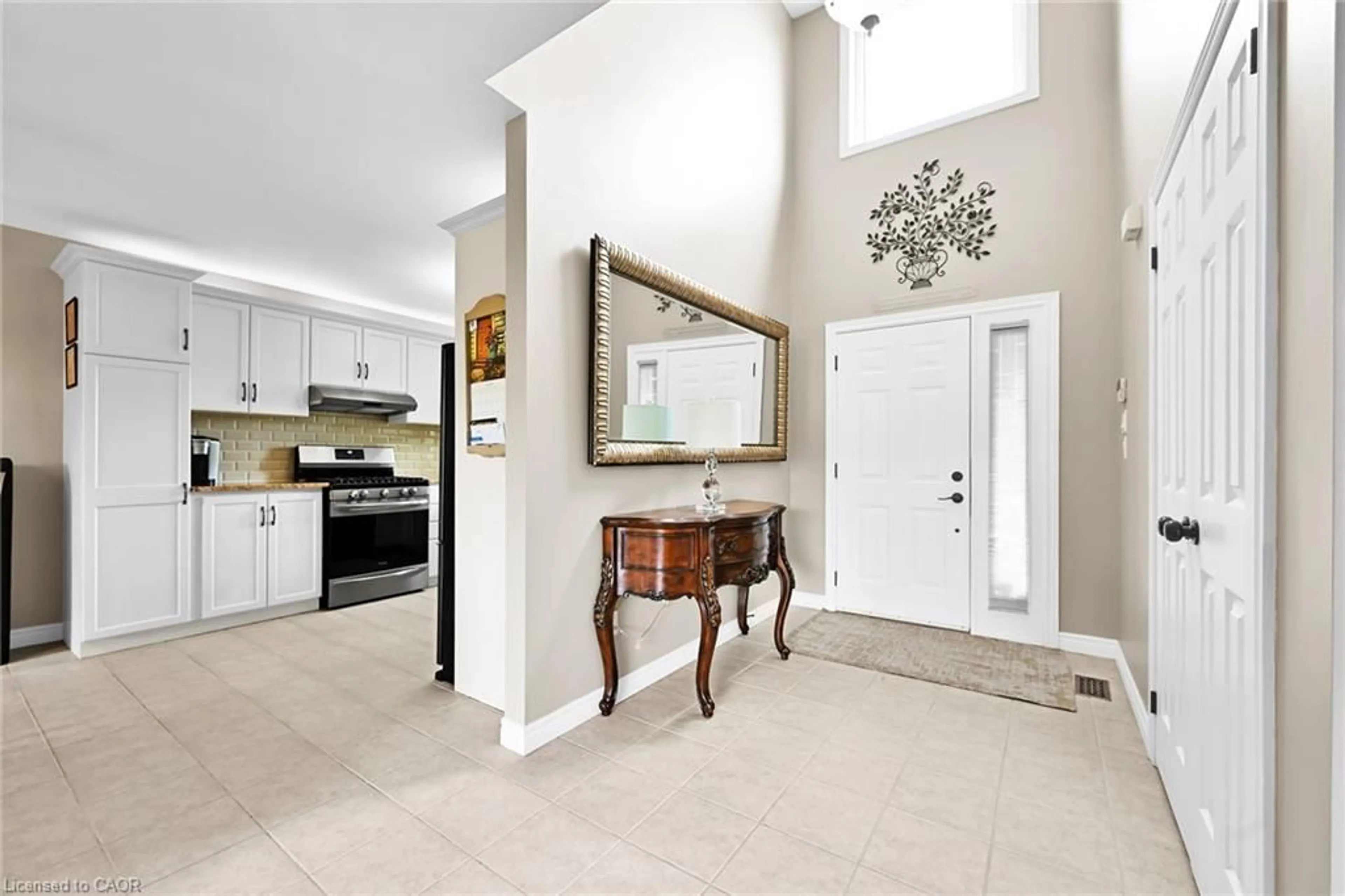 Indoor entryway for 390 Mountain Rd, Grimsby Ontario L3M 4E7